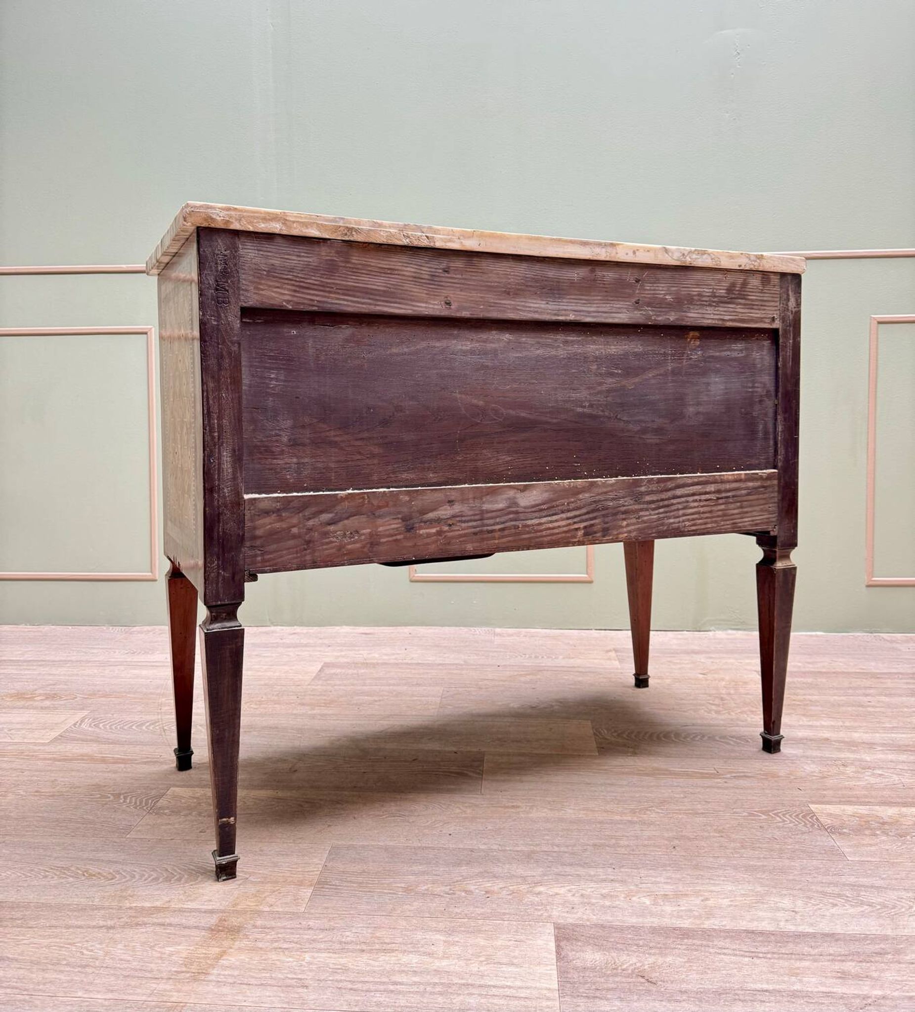 Commode en marqueterie à ressaut centrale de style Transition, XIXème siècle