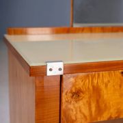 Coiffeuse vintage avec placage de noyer, grand miroir et armoires de rangement.