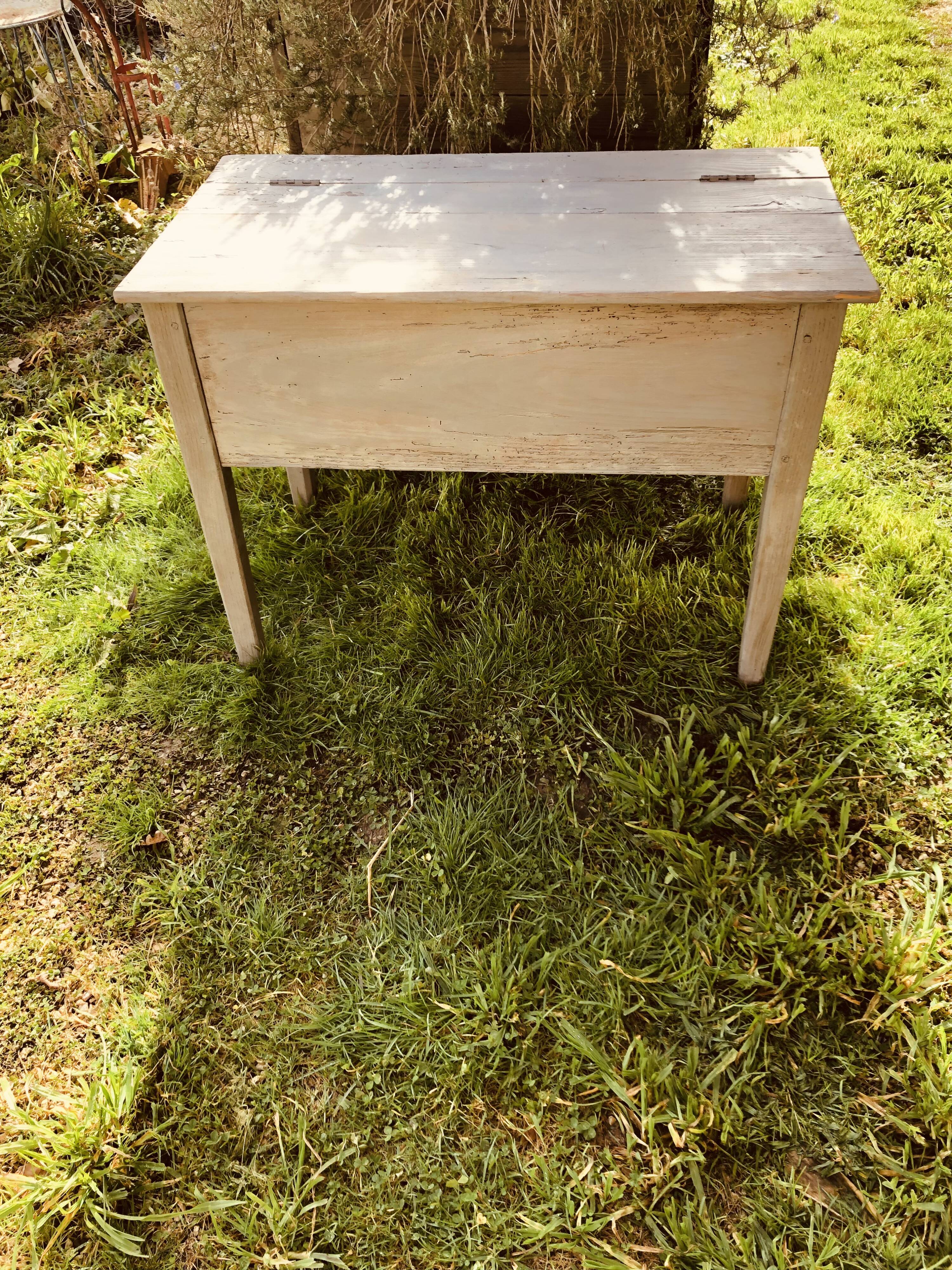 Wooden companion drainer with patina