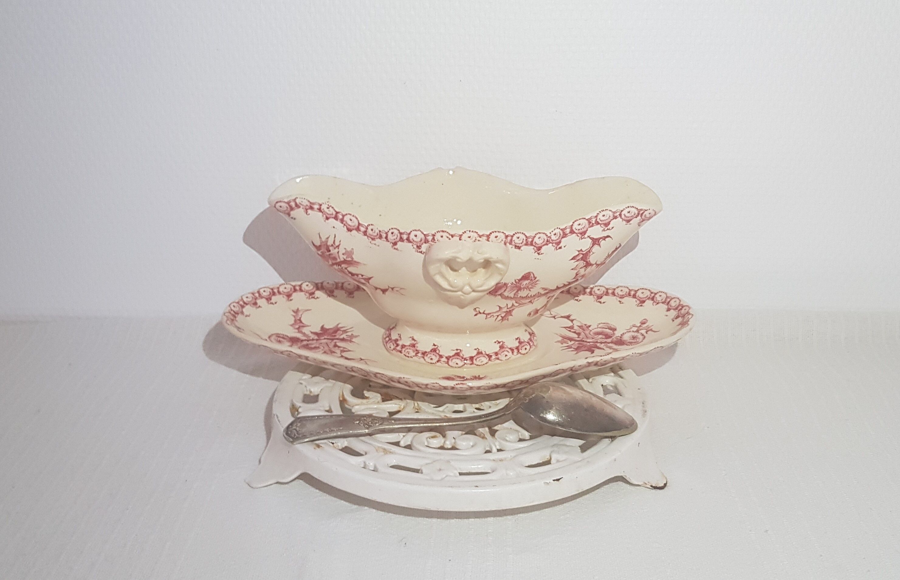 Saucière in opaque porcelain of Gien model thistles, iron earth.