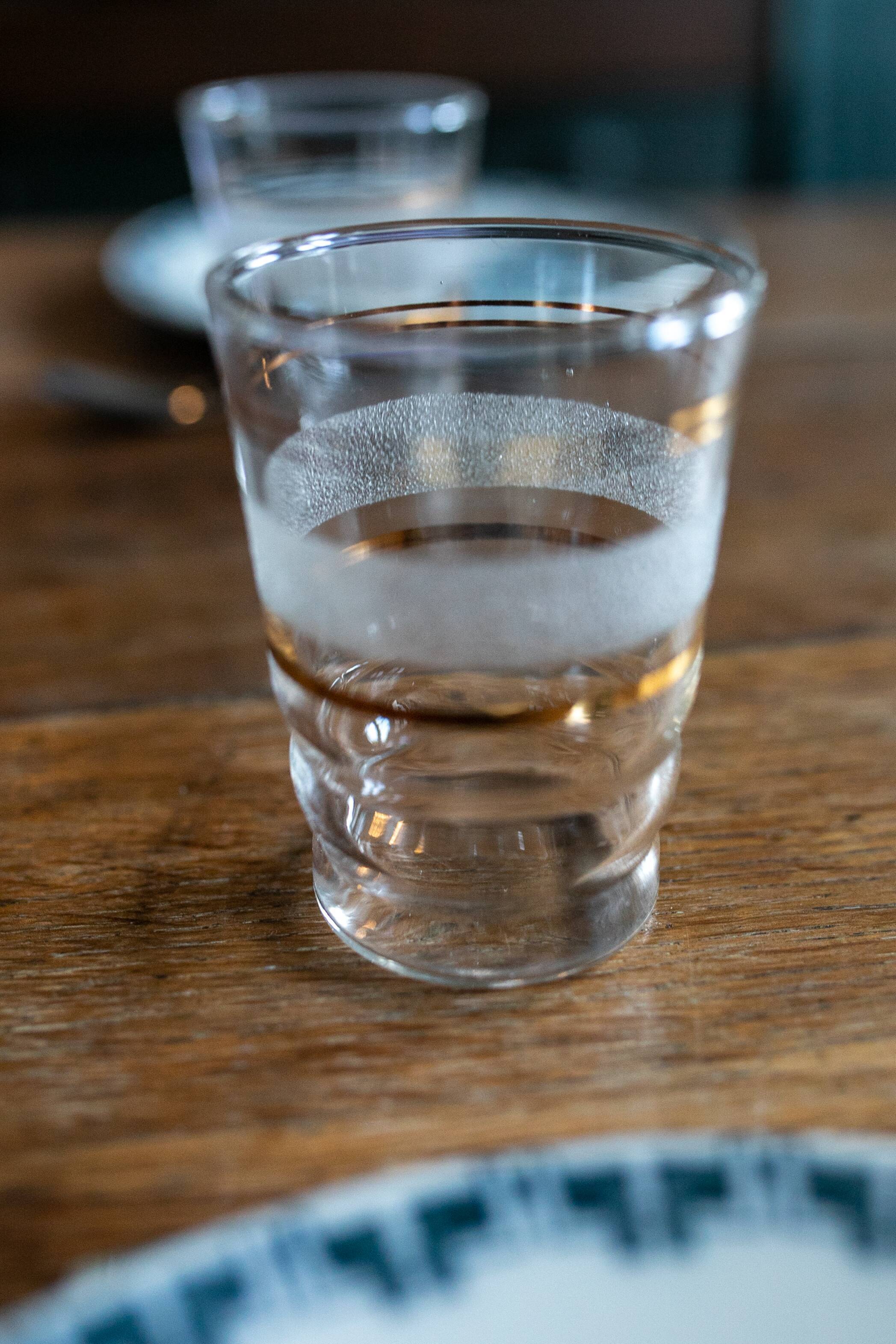 Lot de 8 verres granités blancs