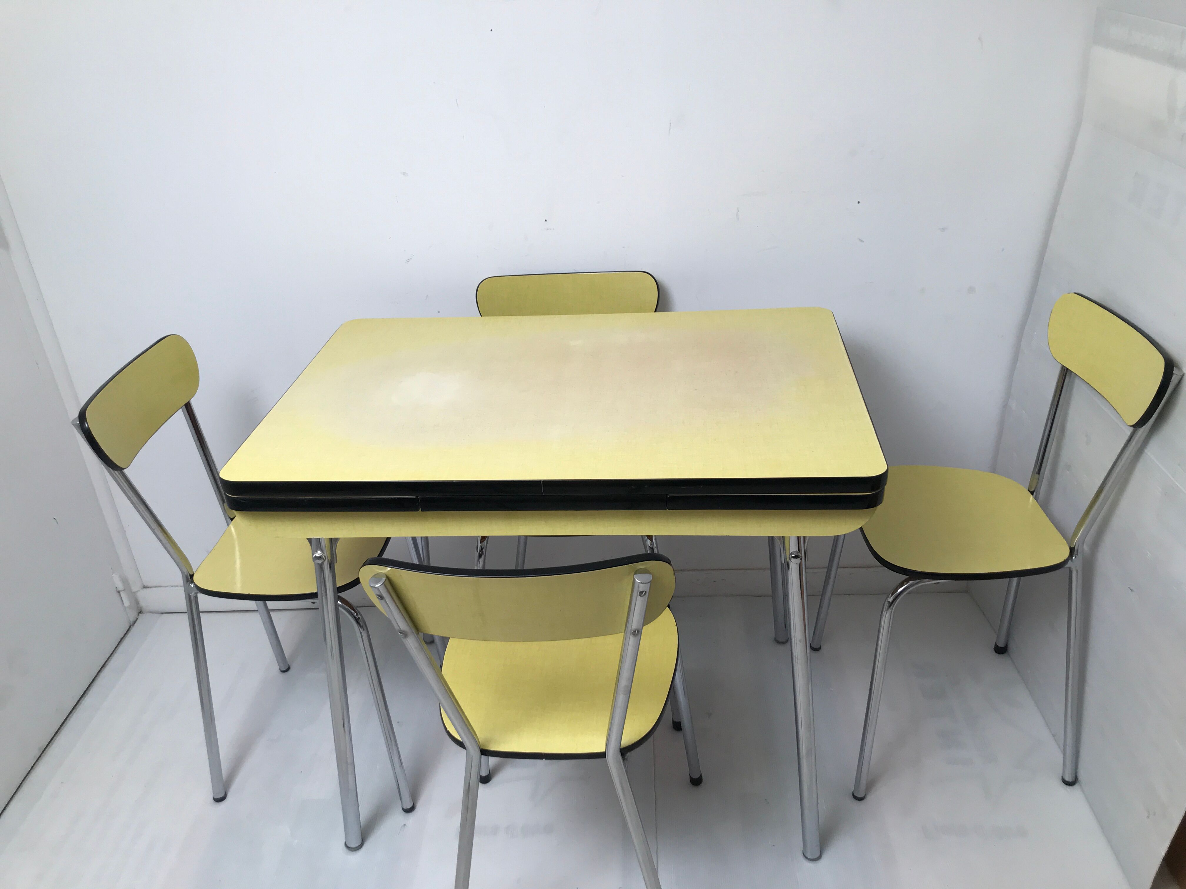 Table en formica jaune moutarde  des années 50- 60
