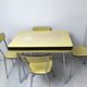Table en formica jaune moutarde  des années 50- 60