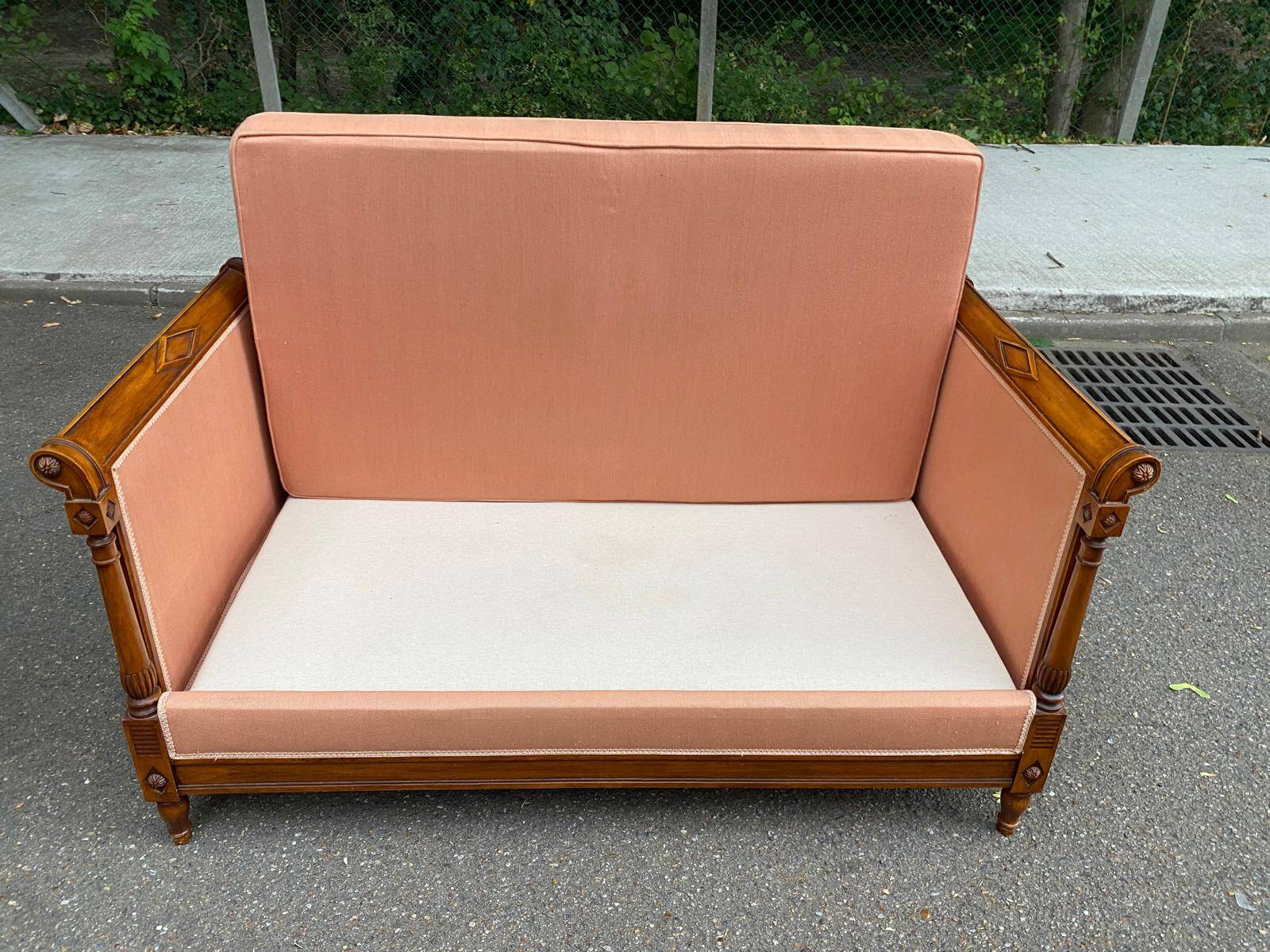 Louis XVI style directoire basket canapé in solid wood and fabric.