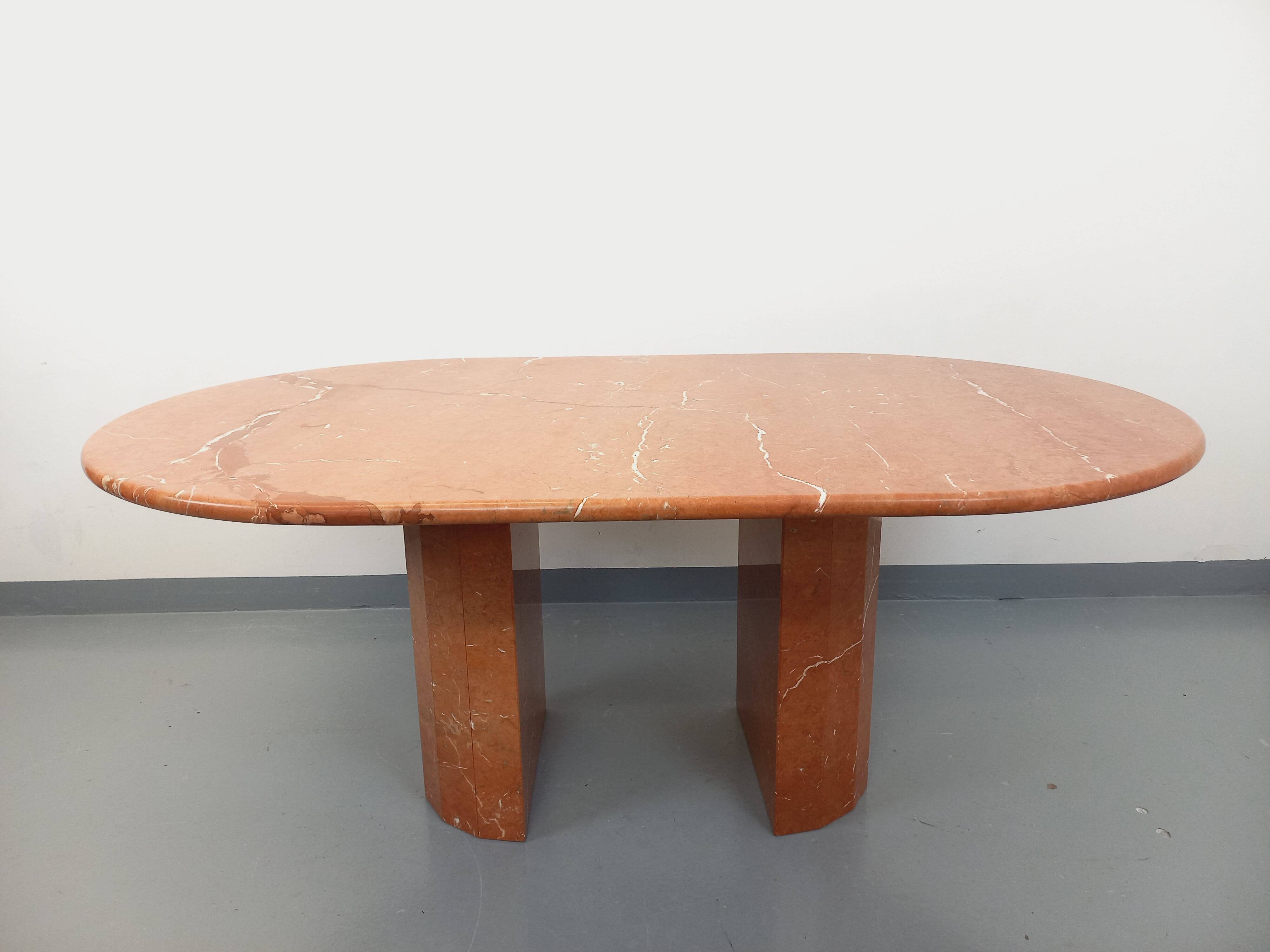 Vintage oval dining table in pink marble from the 70s 80s.