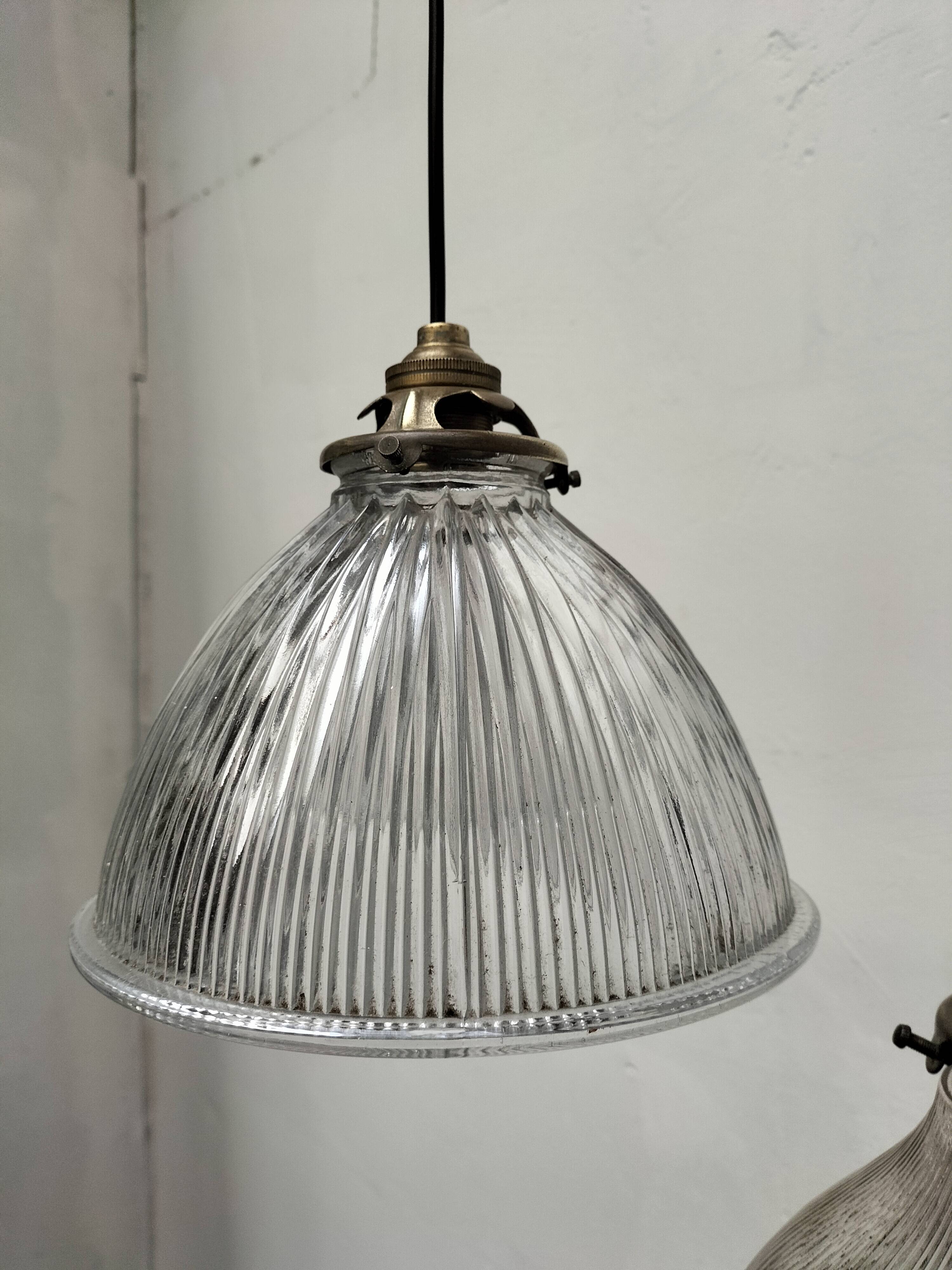 Holophane suspensions