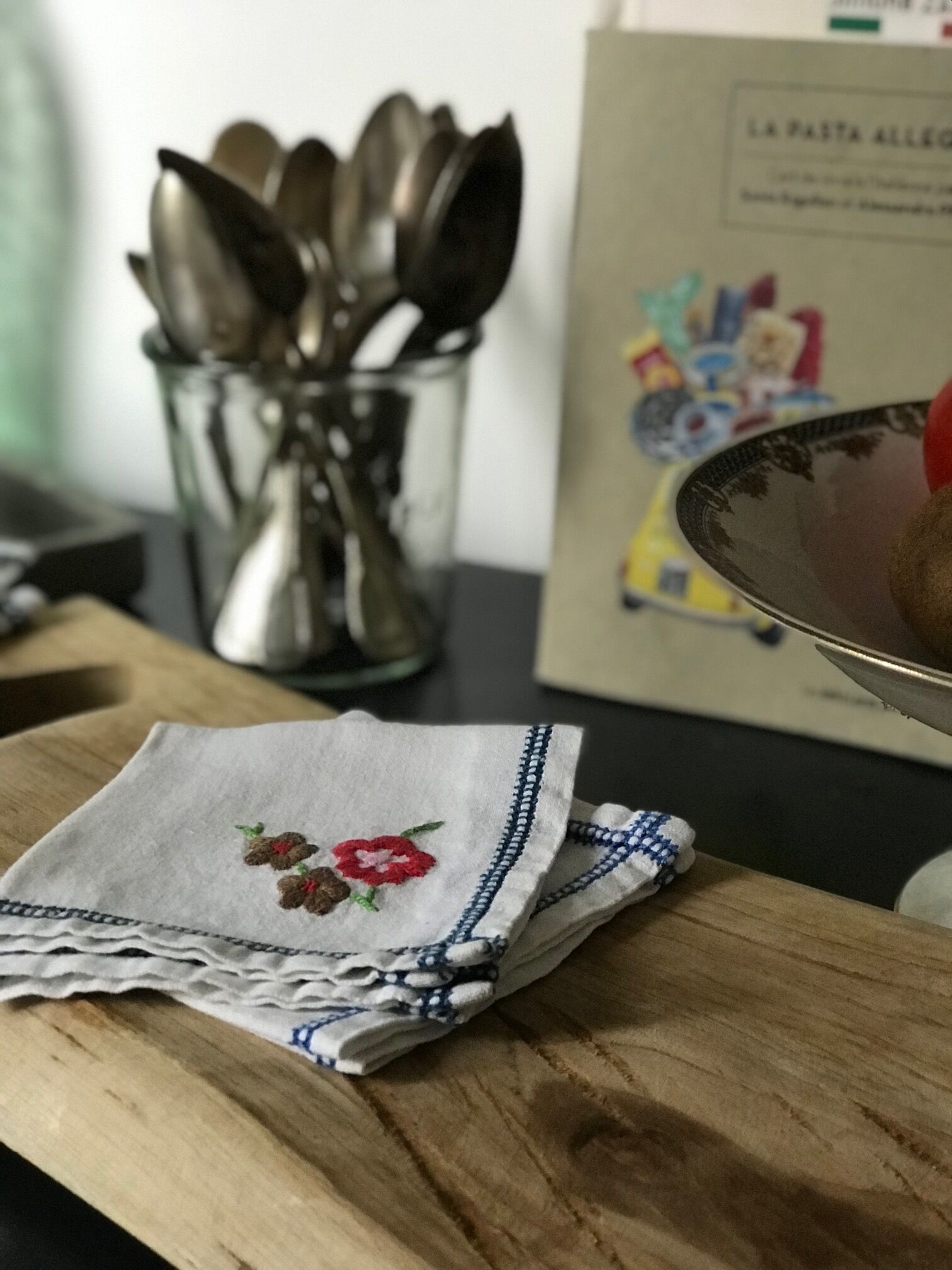 Set of 6 embroidered towels