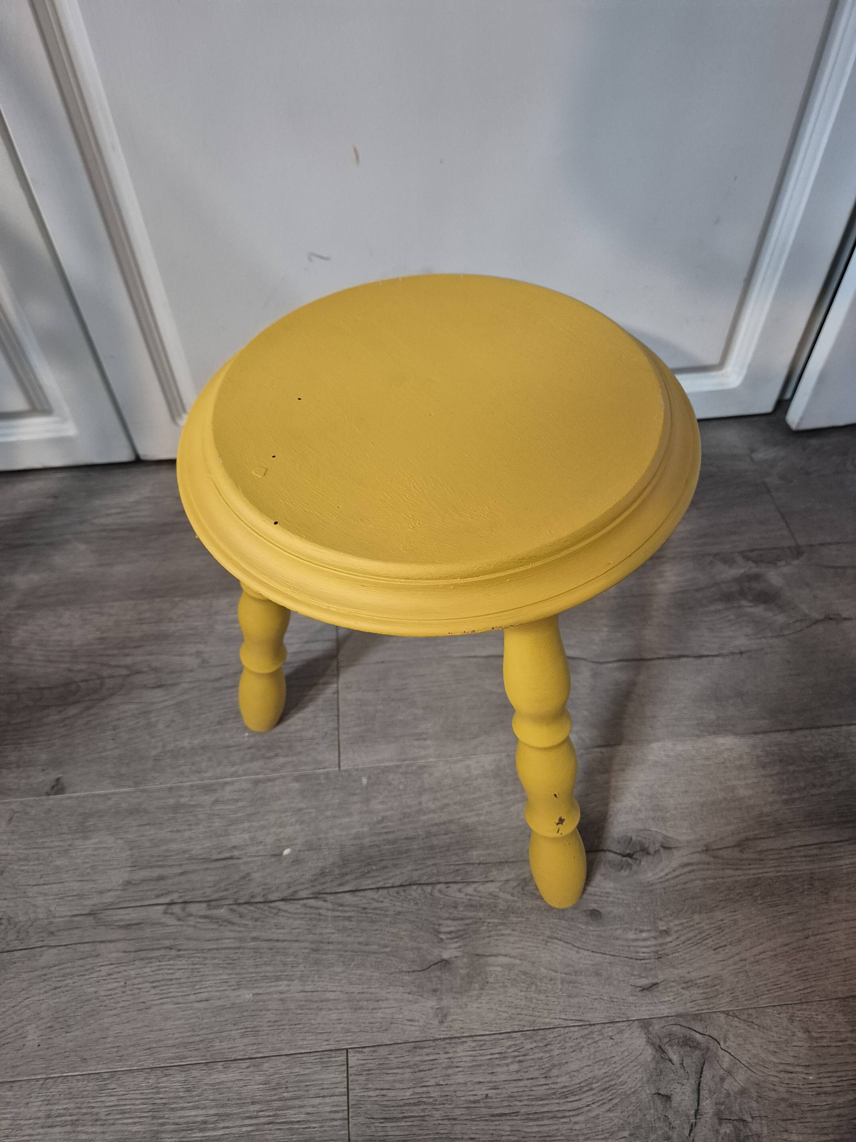 Tabouret tripode vintage en bois tourné jaune