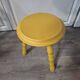 Tabouret tripode vintage en bois tourné jaune