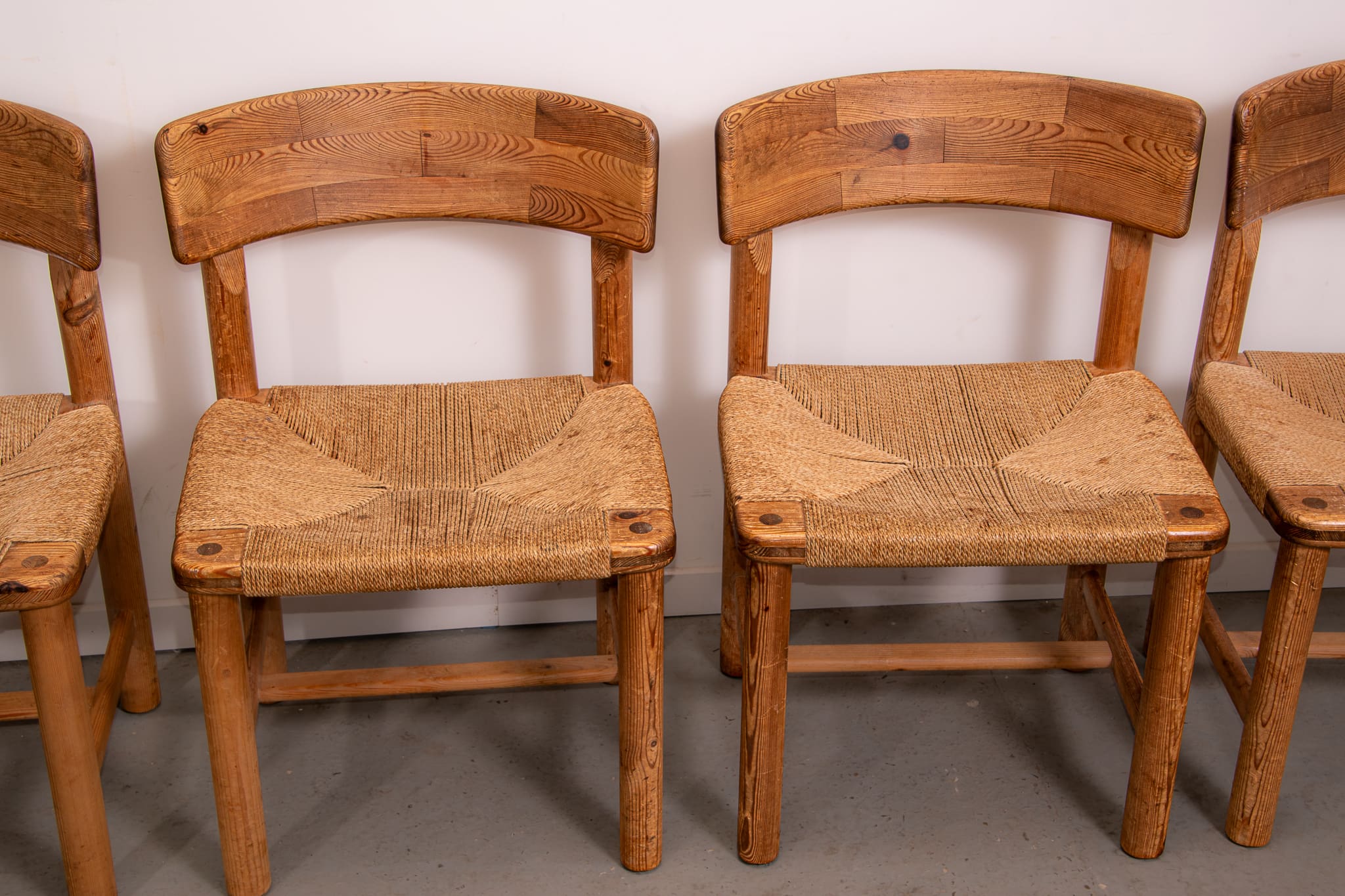 Chaises en pin et en corde de Ranier Daumiller