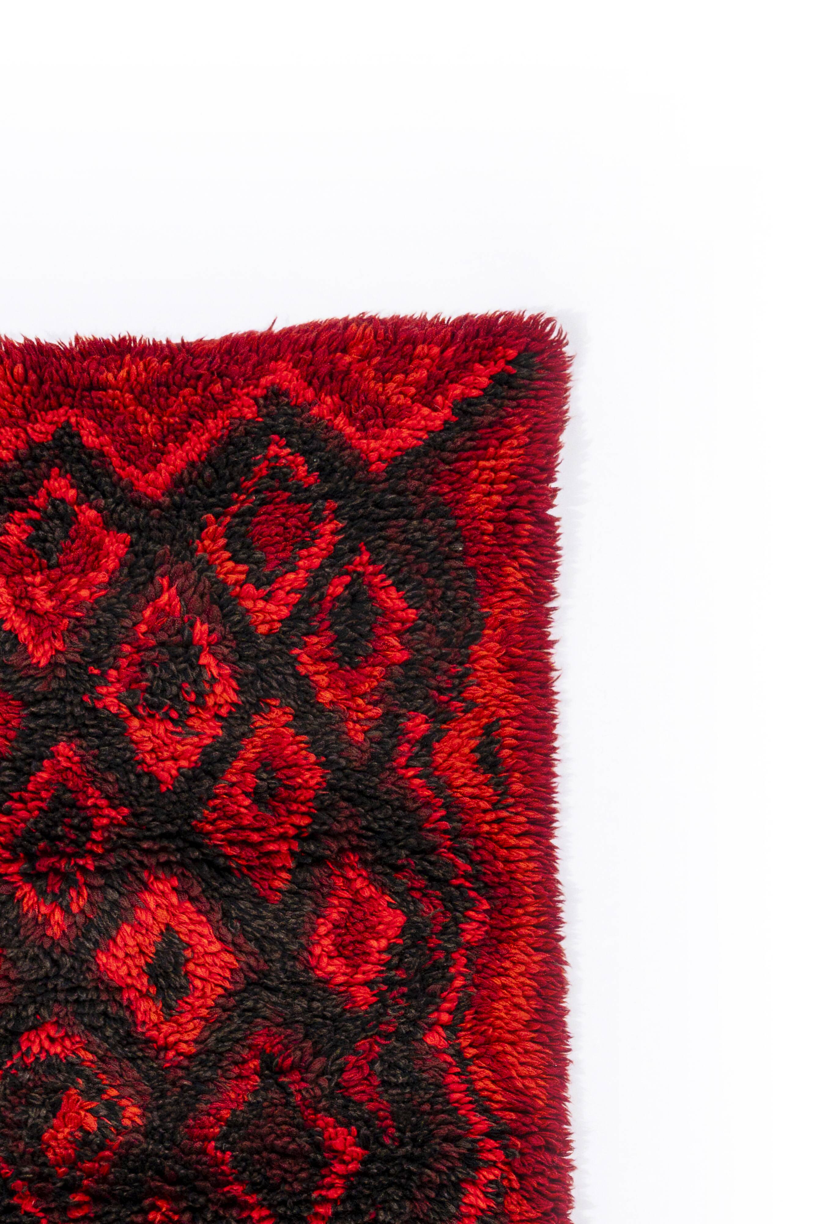 Scandinavian 20th century modern ryijy rug. 160 X 95 cm (63 X 37 in).