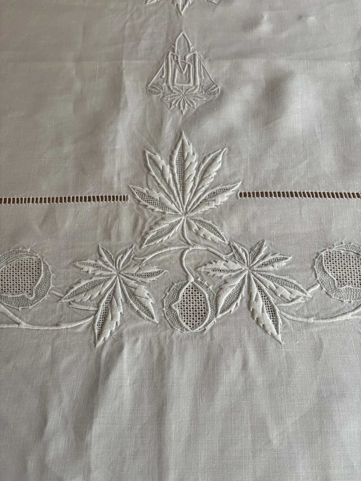 Nappe brodée ancienne
