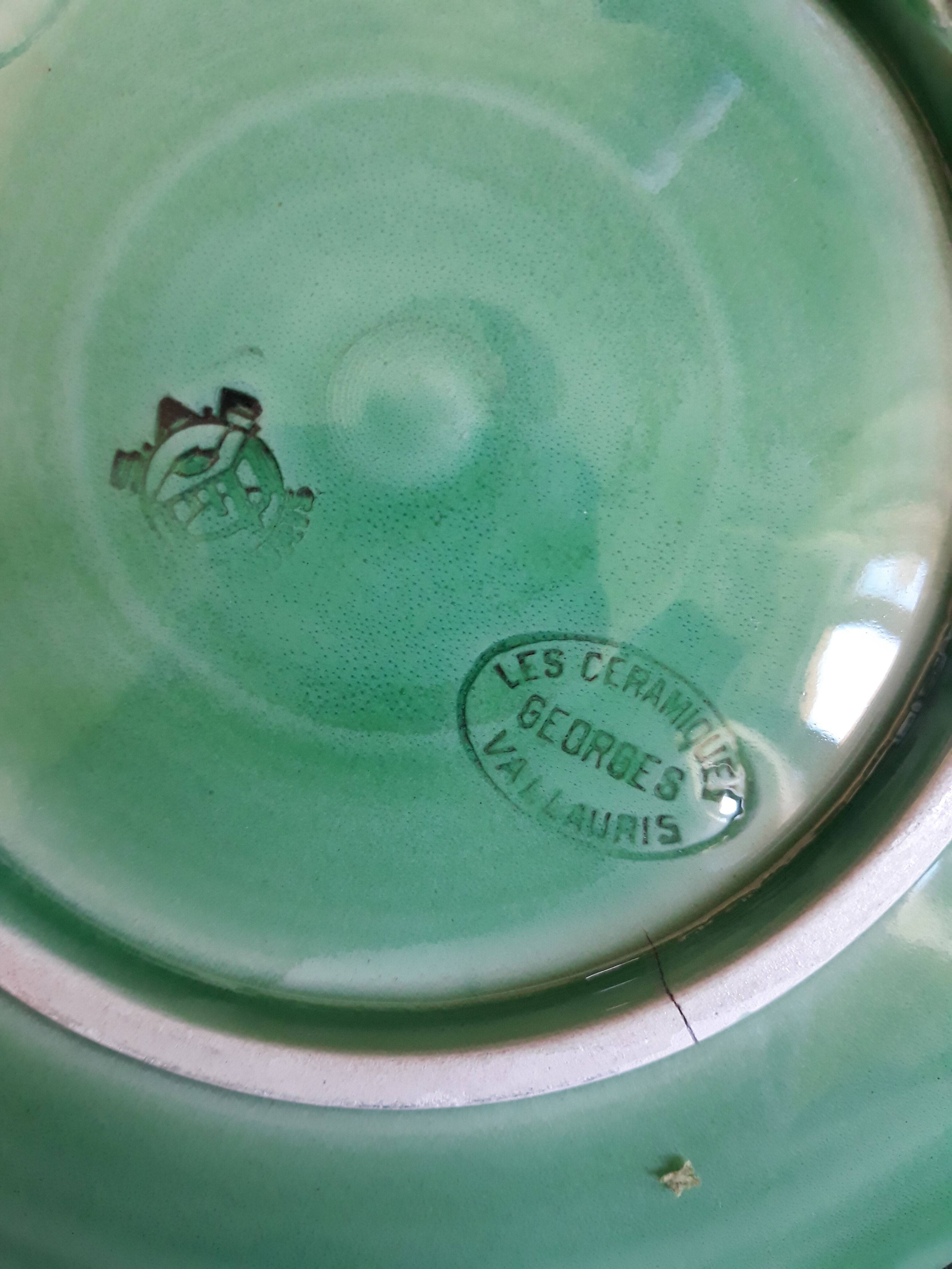 10 green ceramic plates signed "Georges" VALLAURIS