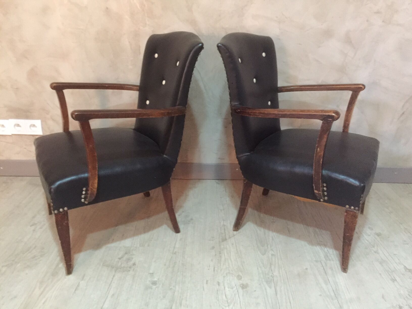 Paire de fauteuils en skai noir 1940