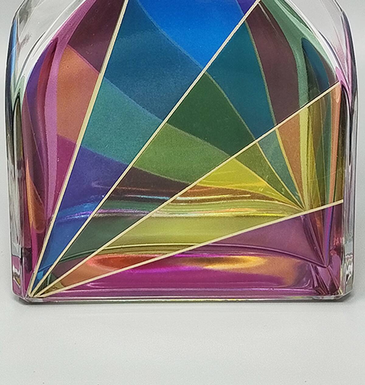 Carafe ou bouteille décorative d'exception des années 1970, signée Luigi Bormioli. Fabriquée en Italie.