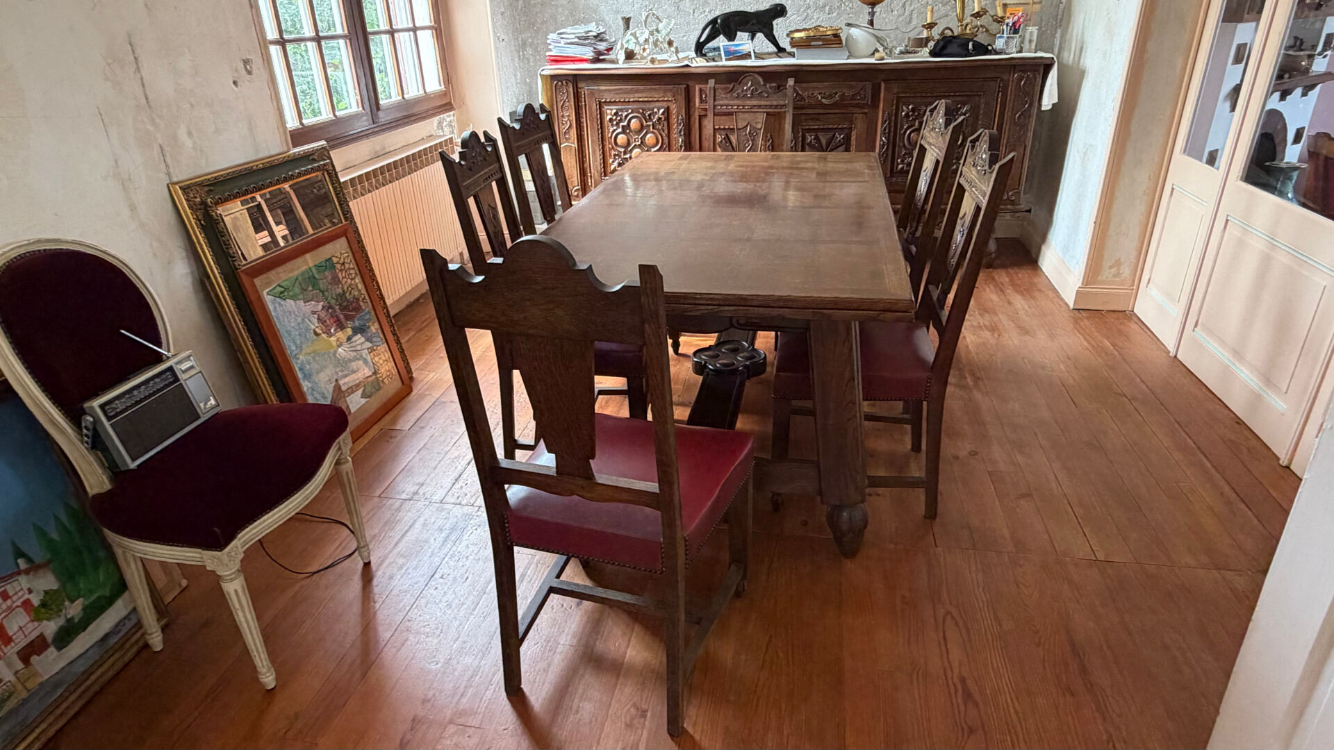 Table en chêne massif avec 2 rallonges intégrées et 7 chaises