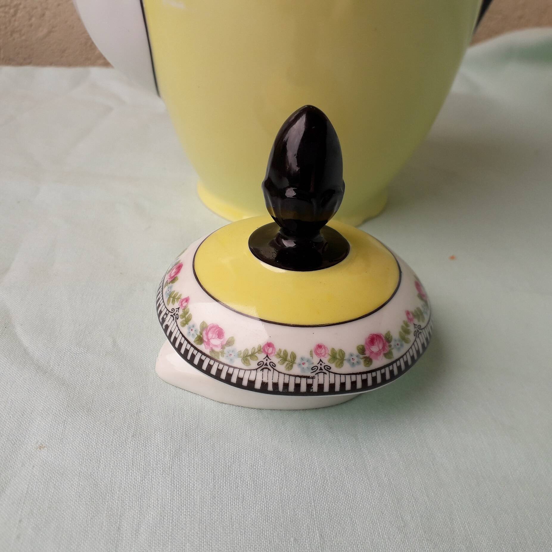 Sugar bowl and milk jug in porcelain