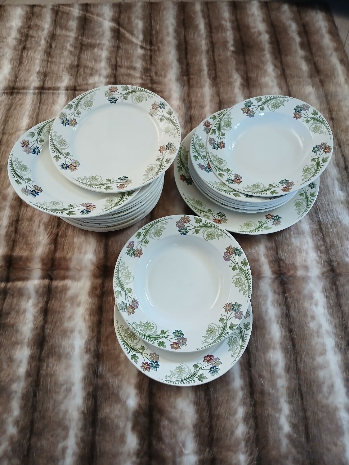 23 assiettes + plat anciens U&C Sarreguemines