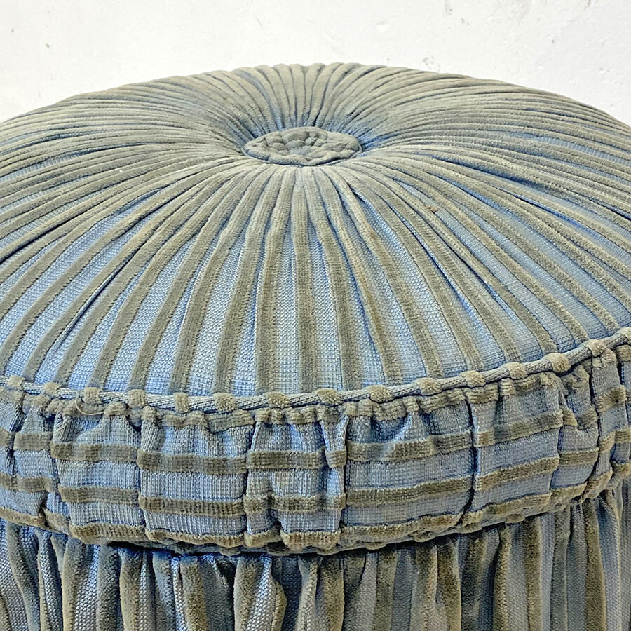 Pouf upholstered in blue velvet nineteenth century