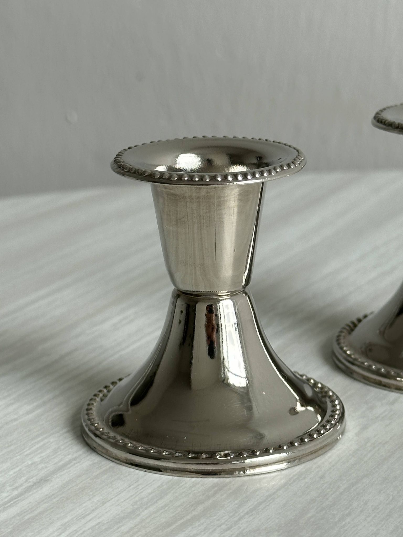 Paire de petits bougeoirs en métal léger