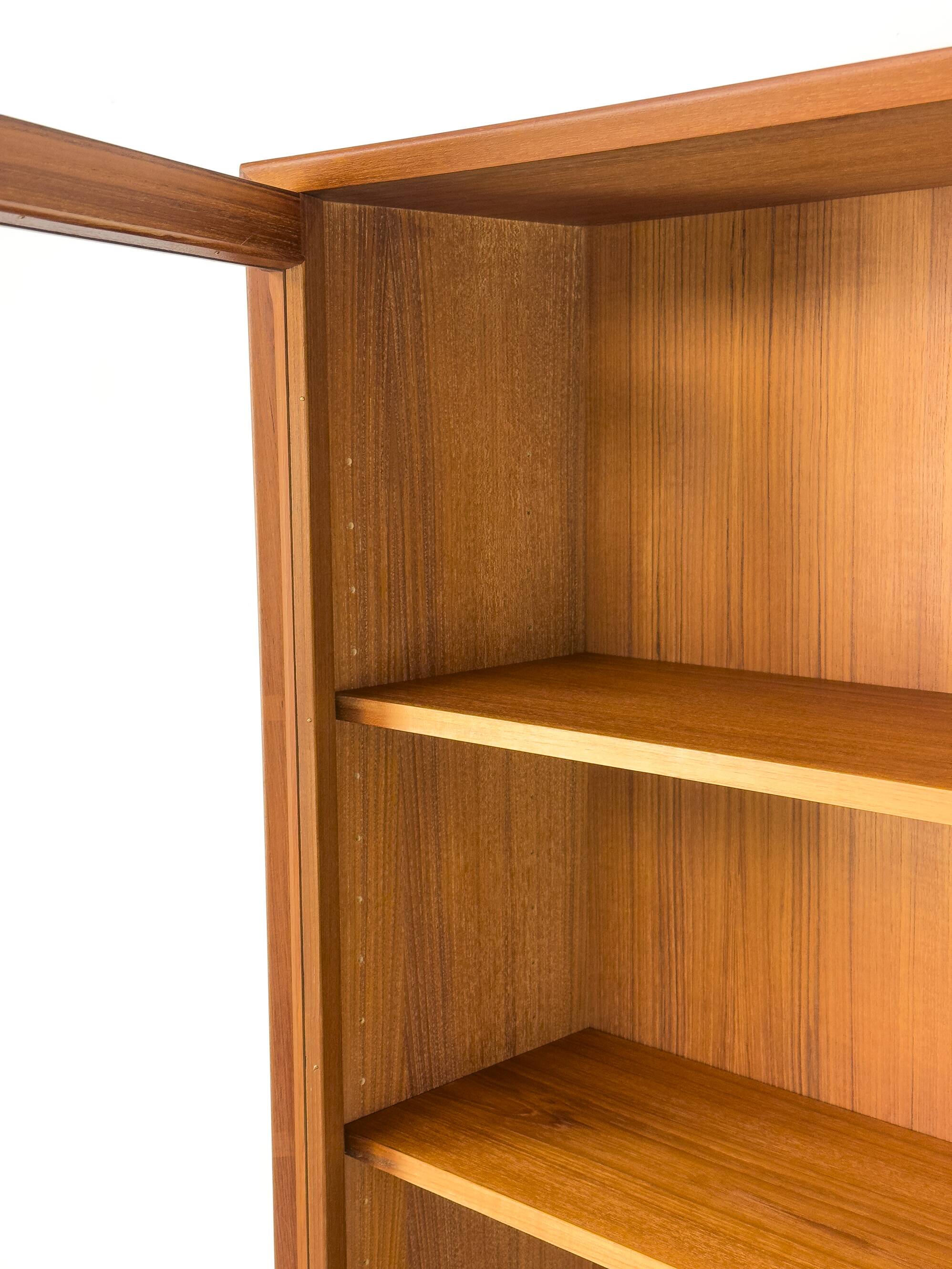 Buffet en teck avec portes en verre par Brouer Møbler, années 1960.