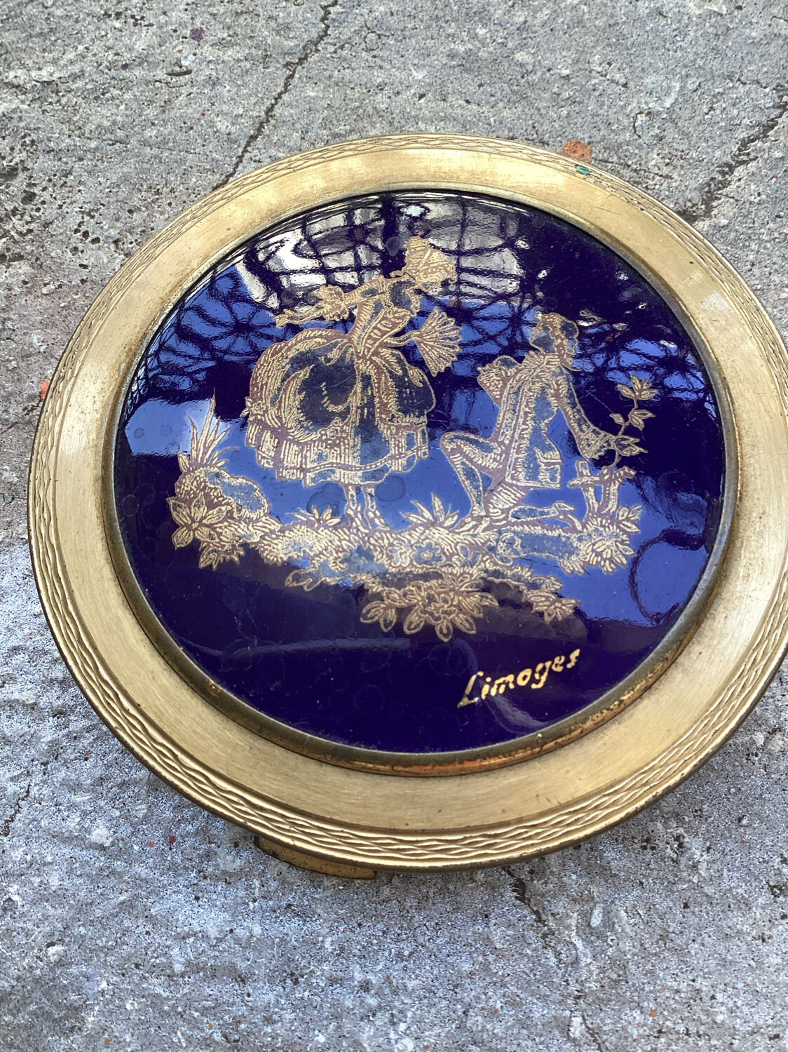 Illustrated powder maker of limoges