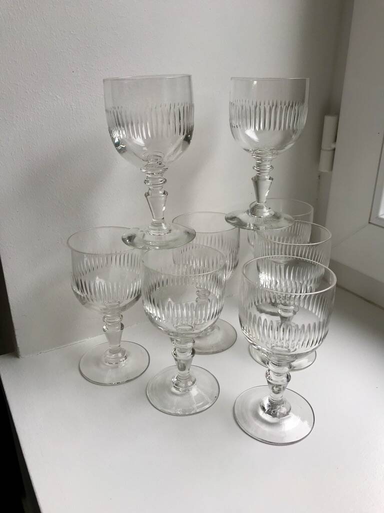 Ensemble de 8 verres à pied en verre moulé années 30 début XXème