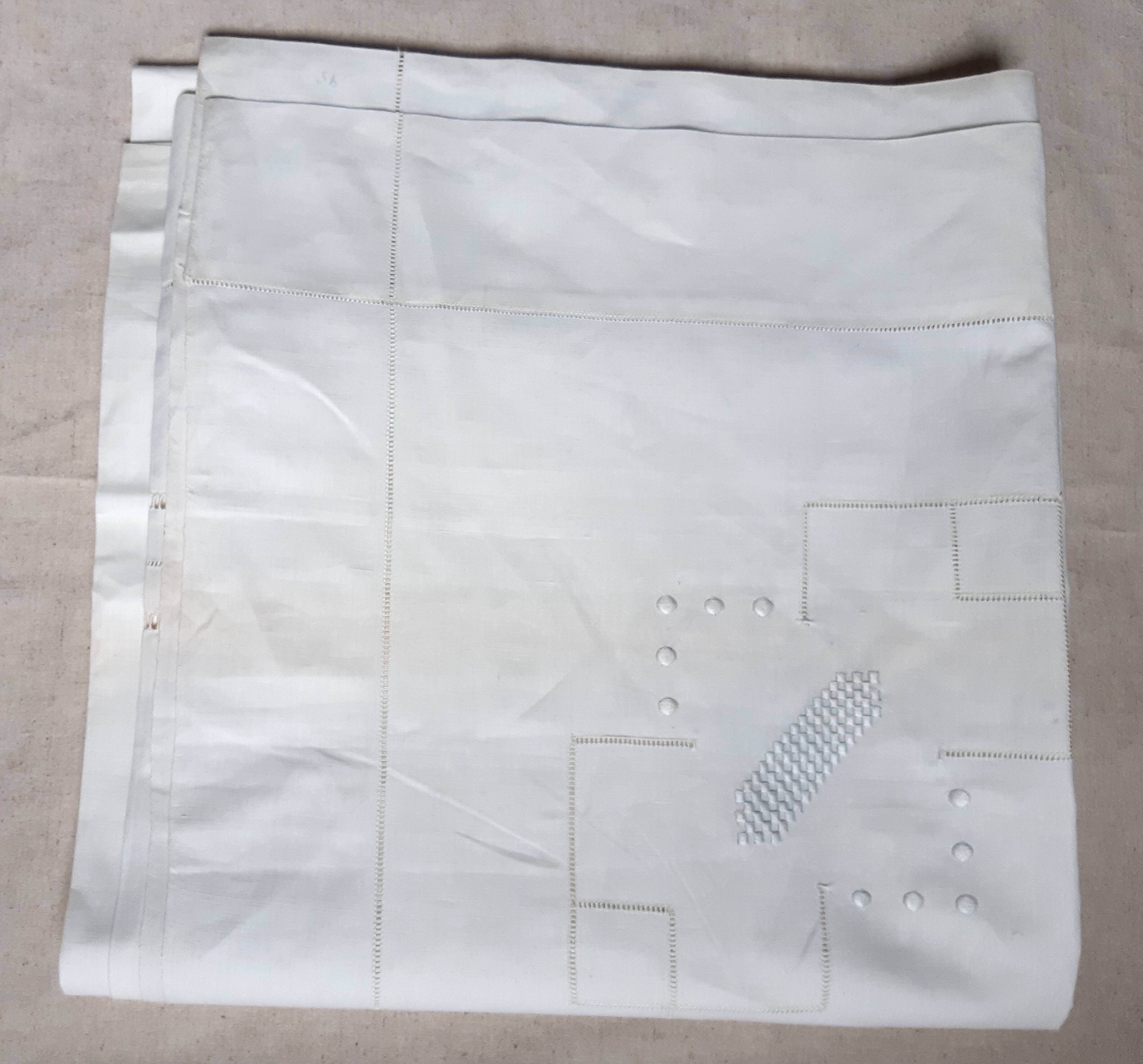 sheet and hisca, opened and embroidered in cotton for one person