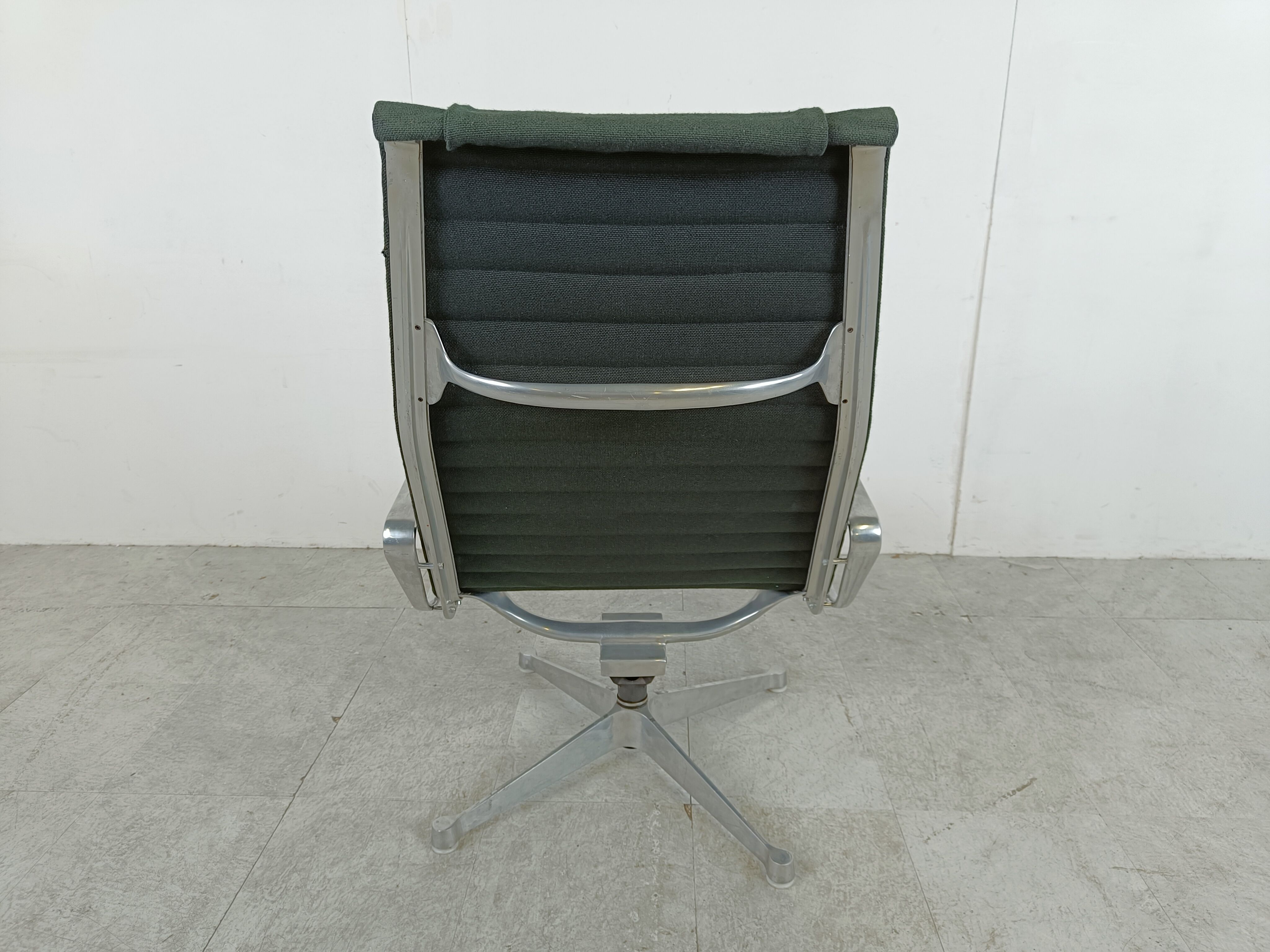 Fauteuil lounge Charles & Ray Eames EA124 en tissu noir, années 1970