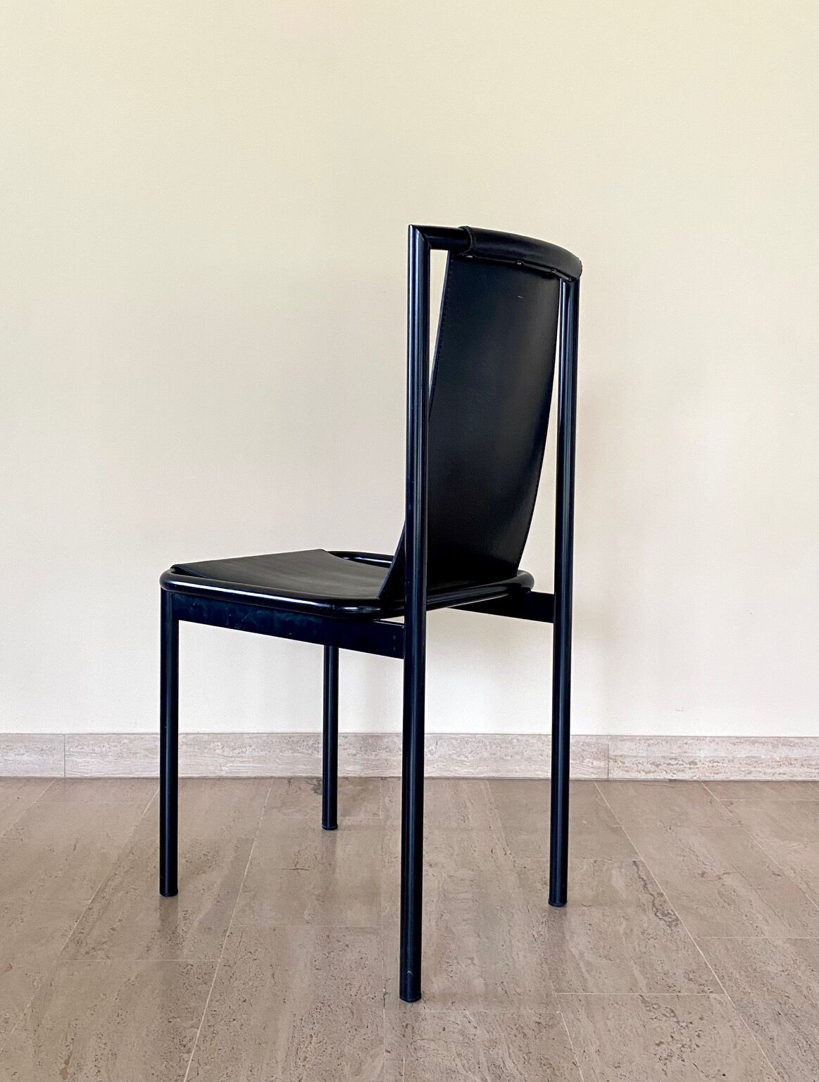 4 postmodern design chairs in black metal and leather, 1980's