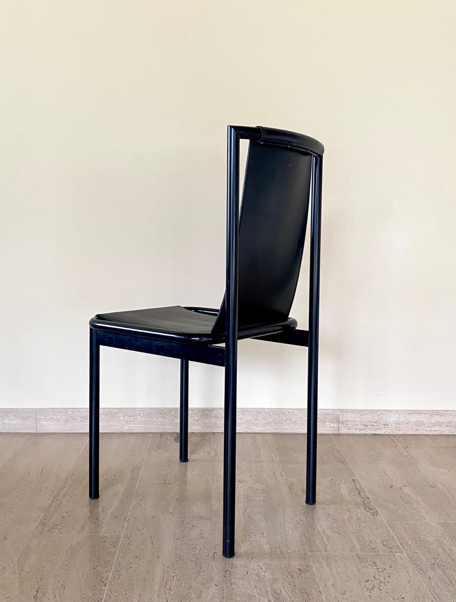 4 chaises design postmodernes en métal et cuir noires, 1980's