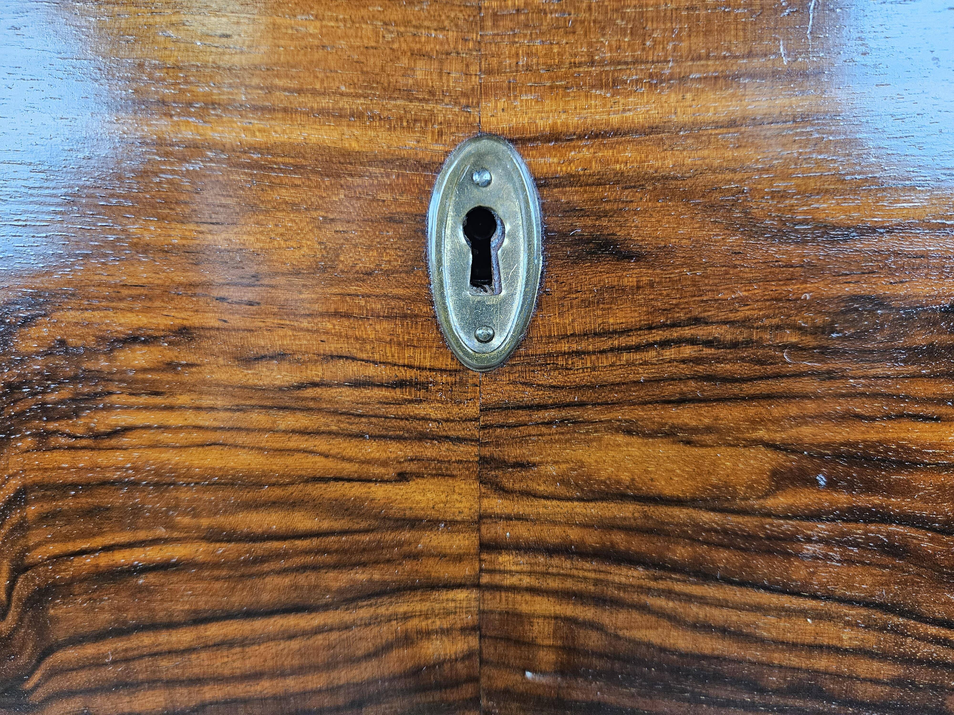 Commode Art Déco avec poignées en laiton
