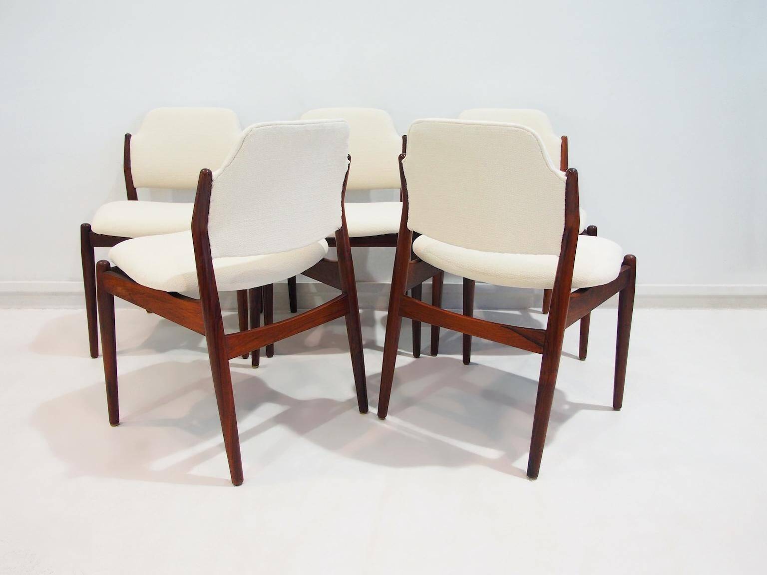 Set of six hardwood chairs by Arne Vodder for Sibast with white textile upholstery.