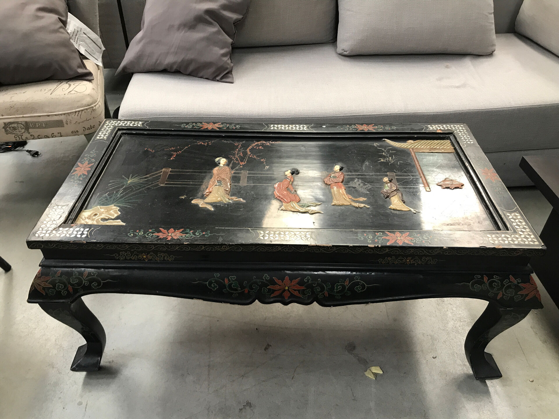 Table basse Chinoise avec sculpture et nacre