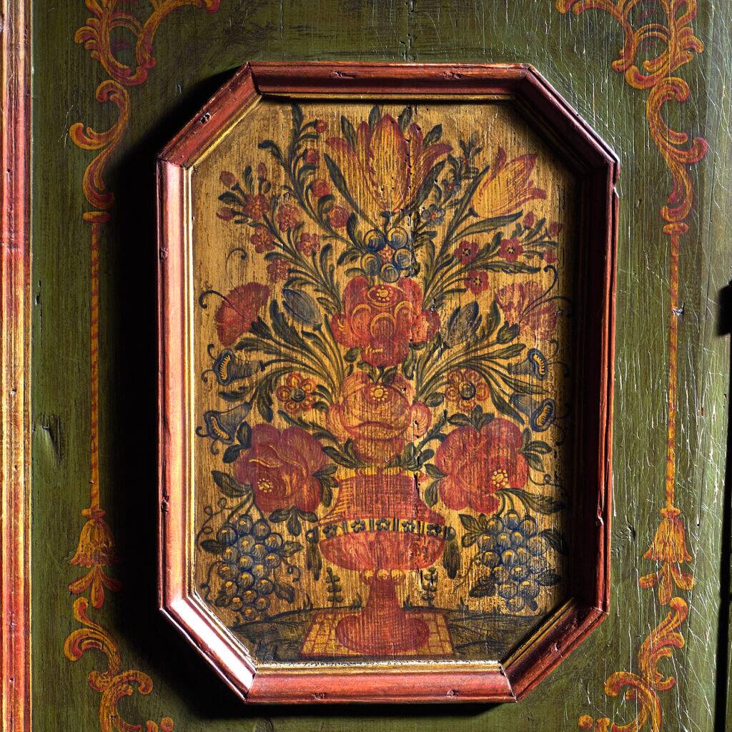 Armoire ancienne peinte en bois de pin – Austrie, 1831