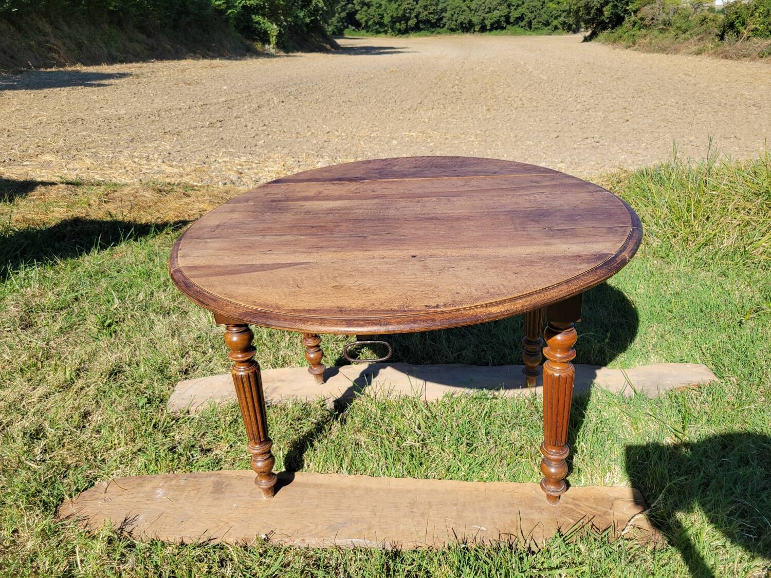 Round table with 2 leaves