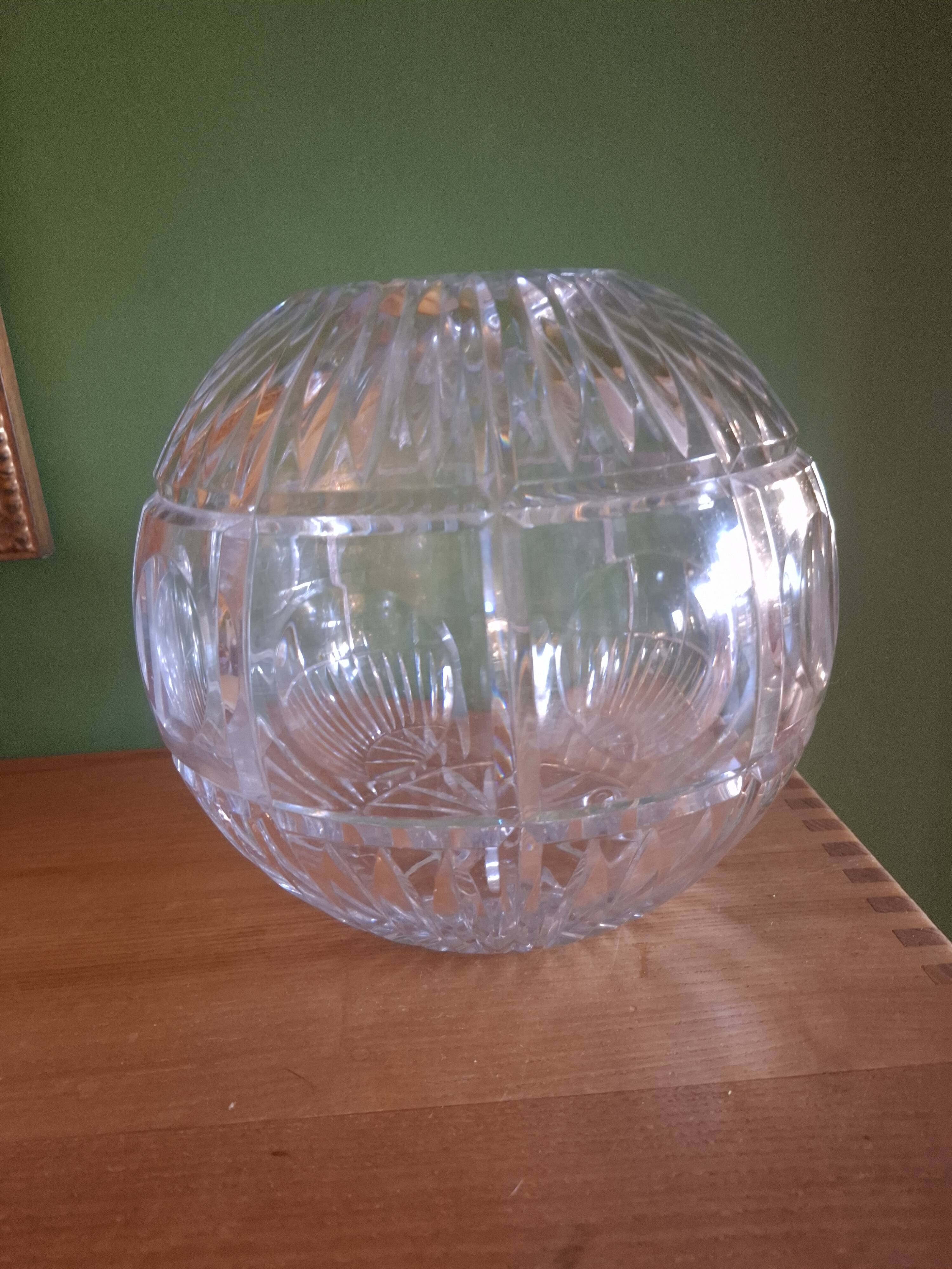 Vase boule en cristal taillé (