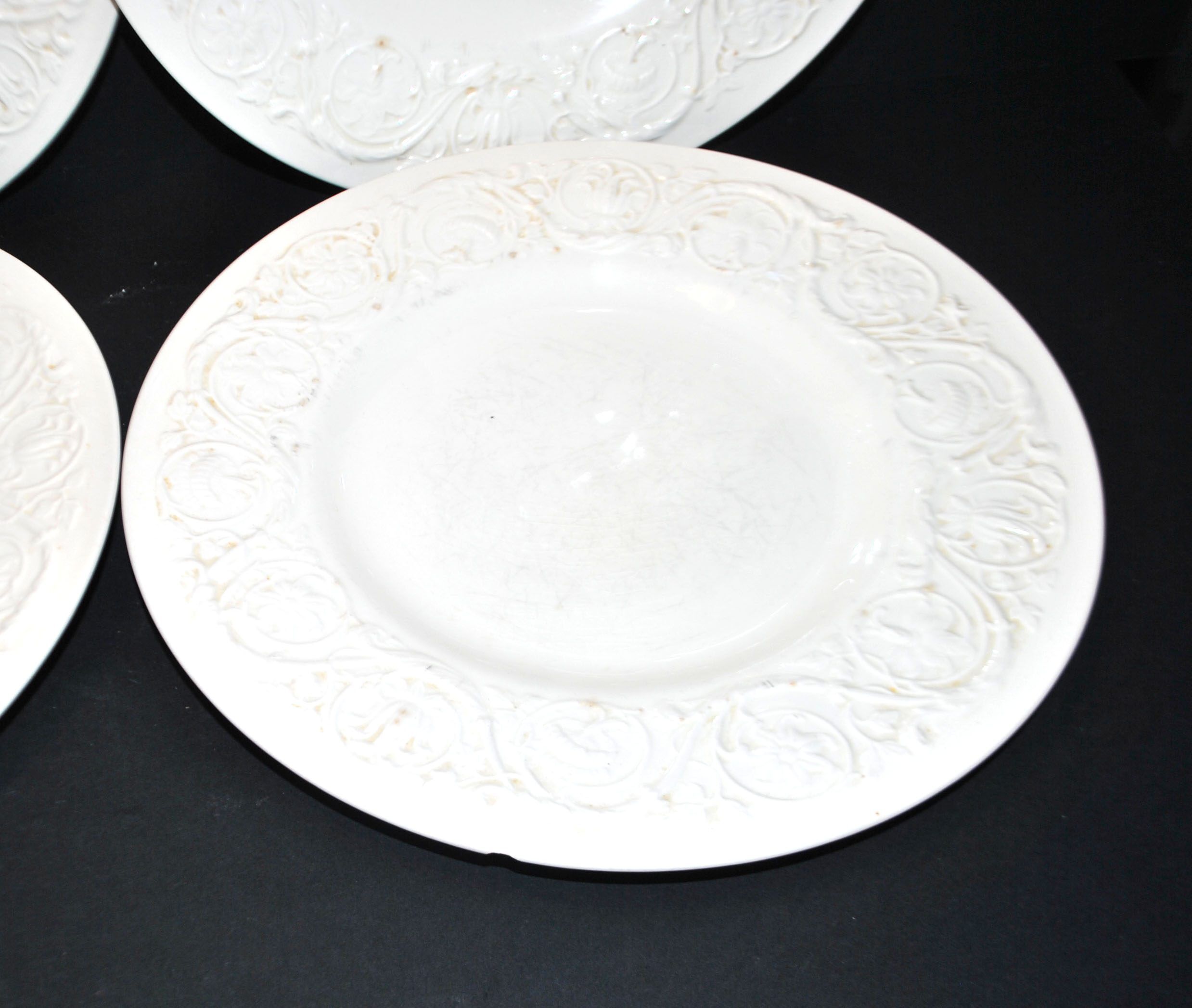 Wedgwood set of 5 Patrician garland England moulded earthenware plates 26.5 cm