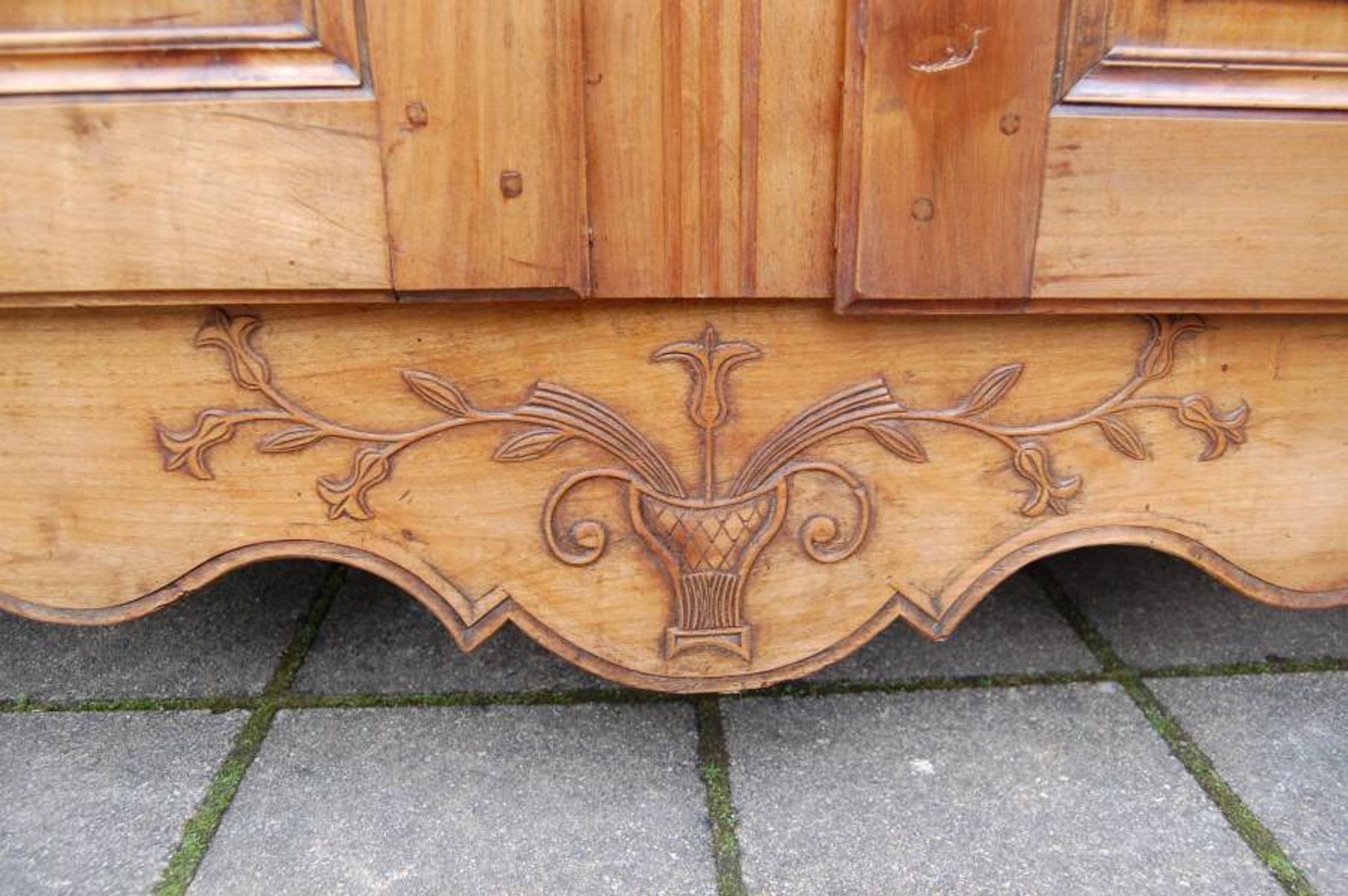 Louis XV buffet in cherry wood from the 19th century.