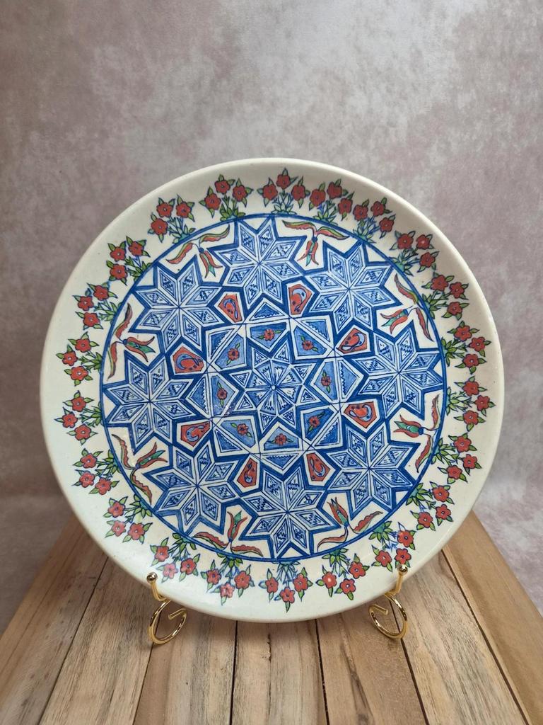 Large vintage wall plate in ceramic from Kütahya, signed – hand-painted oriental decoration.