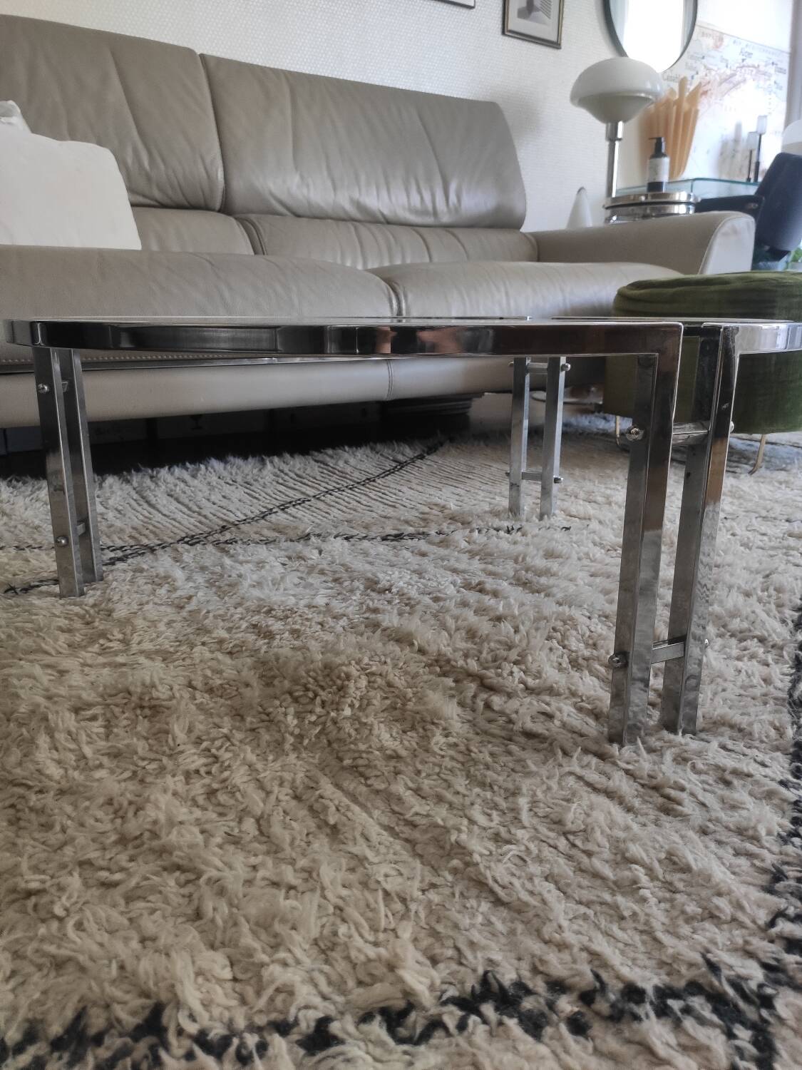 Round coffee table in smoked glass with chrome legs