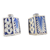 Paire de flacons décoratifs en faïence à décor bleu – style oriental