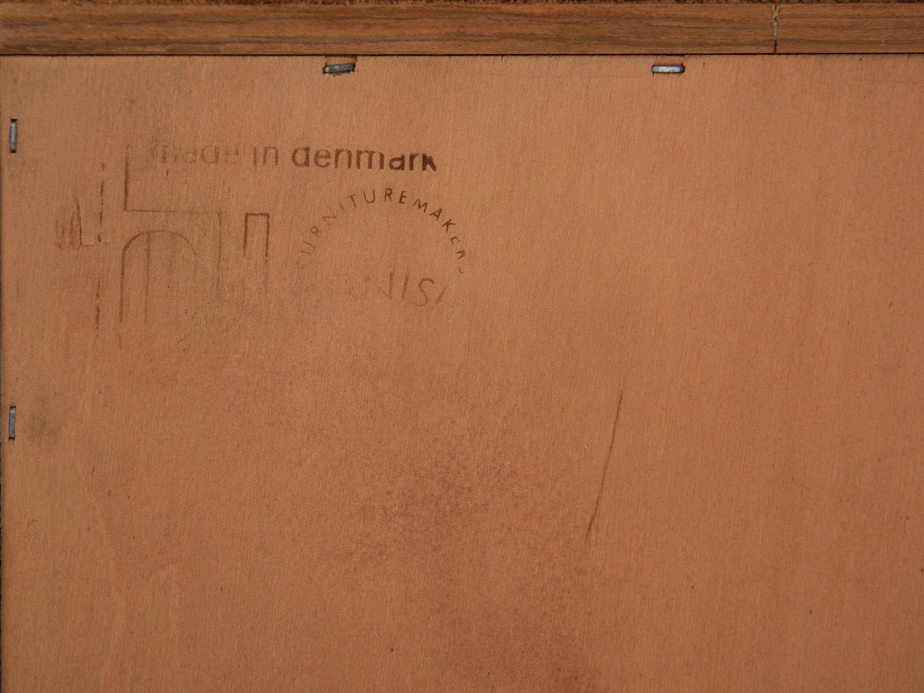Midcentury Danish lowboard in teak with 2 sliding doors by Hundevad 1960s - 108cm