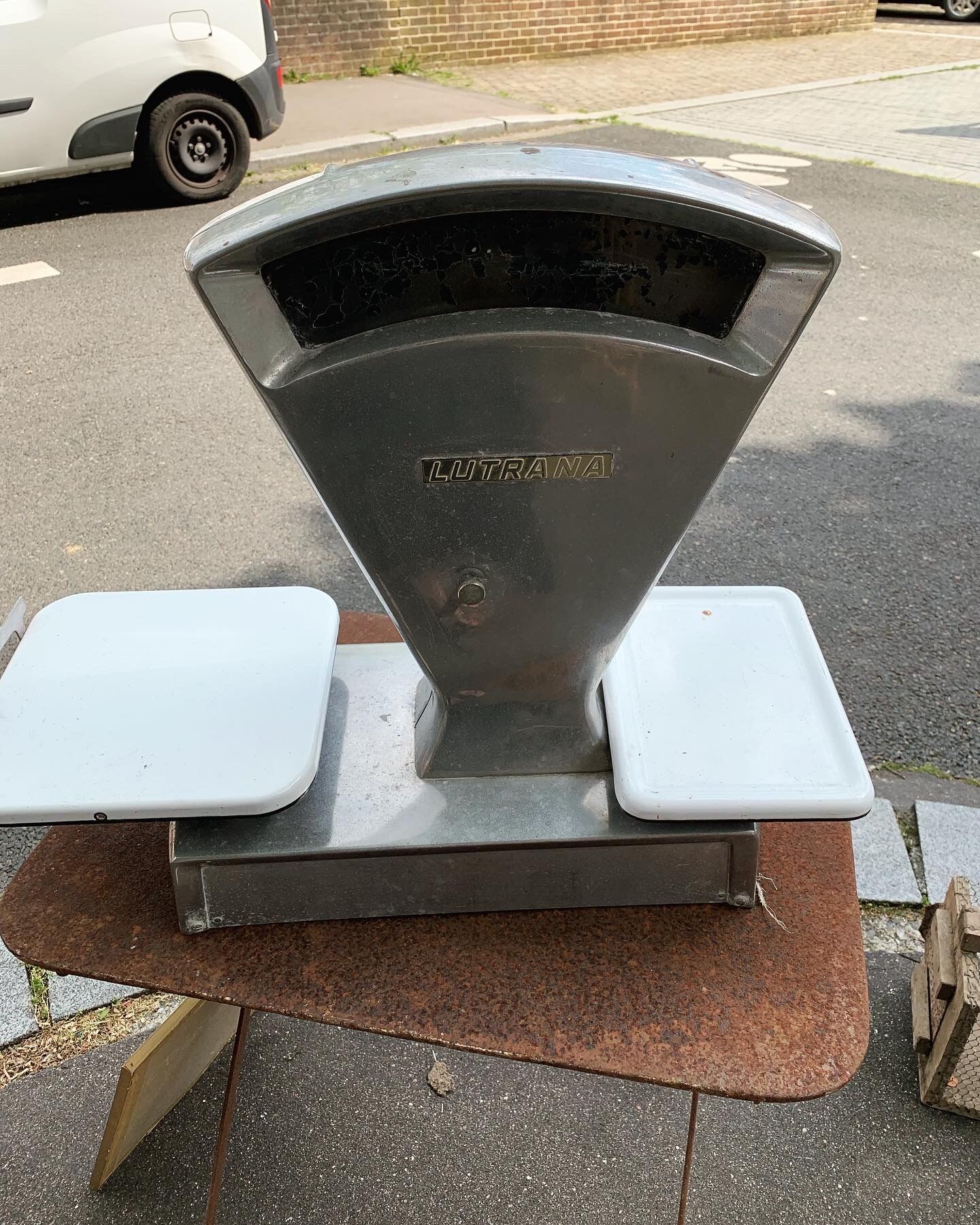 Lutrana grocer's scale