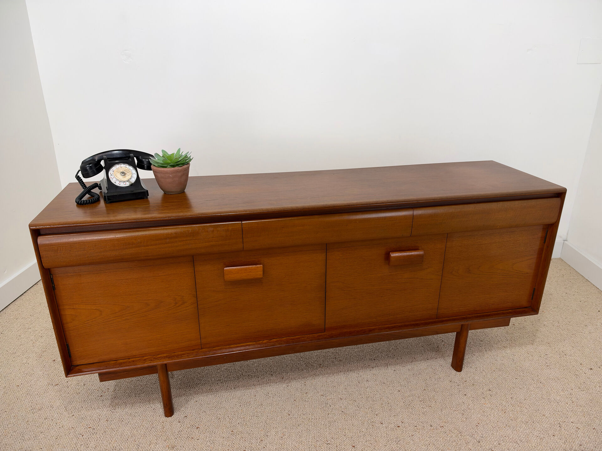 Enfilade en teck White & Newton – modèle Byfolder – années 60
