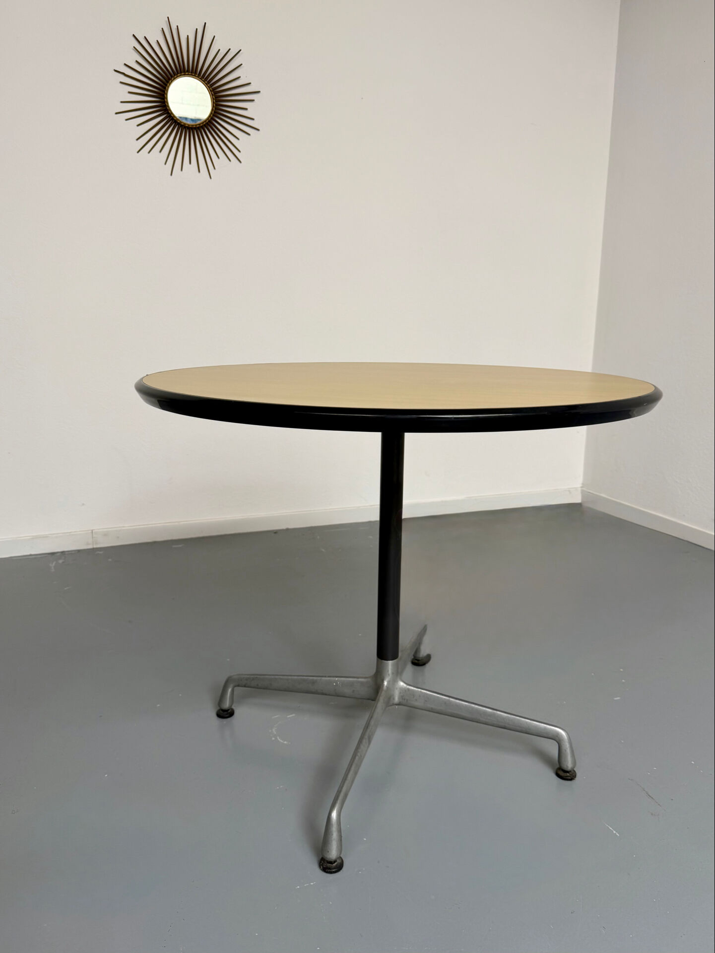 Eames Contract round table for Herman Miller, 1960s.