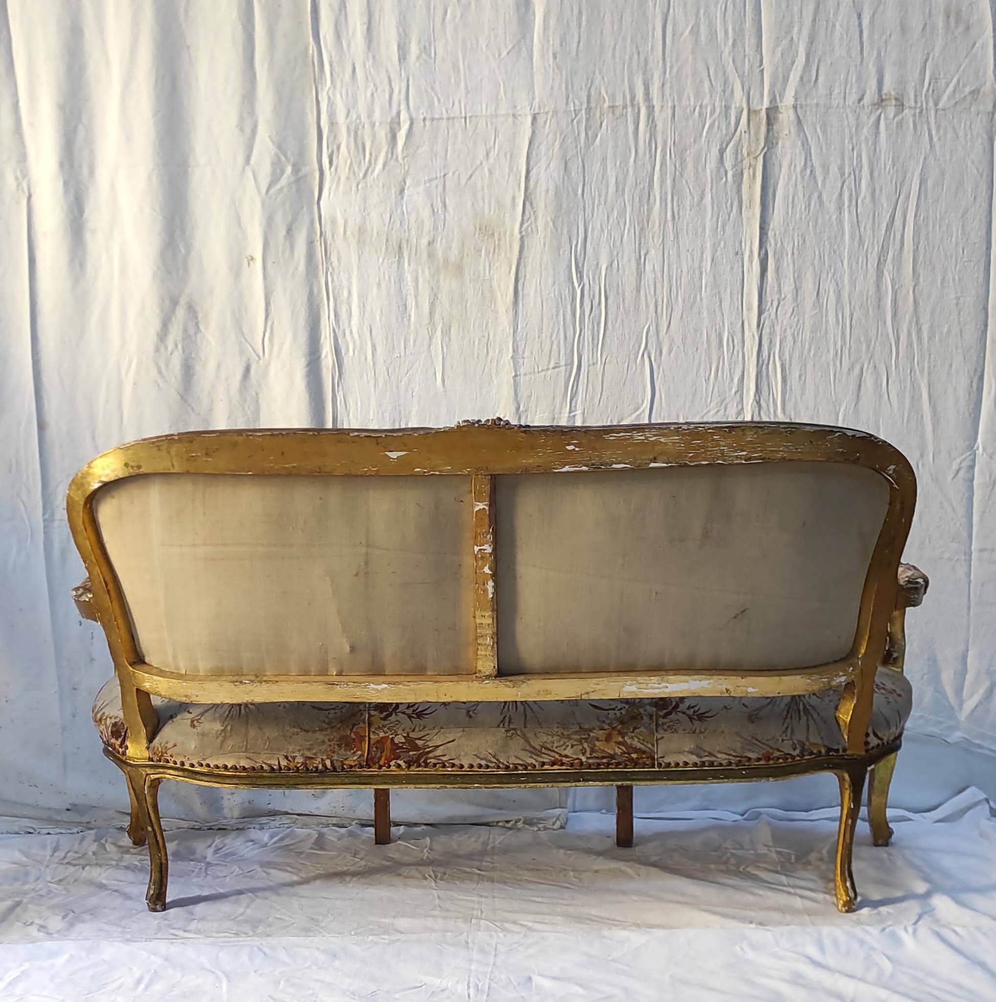 Canapé 3 places en bois sculpté, tapisserie et bois doré. Vers 1900, style Loius XV.