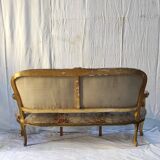 Canapé 3 places en bois sculpté, tapisserie et bois doré. Vers 1900, style Loius XV.