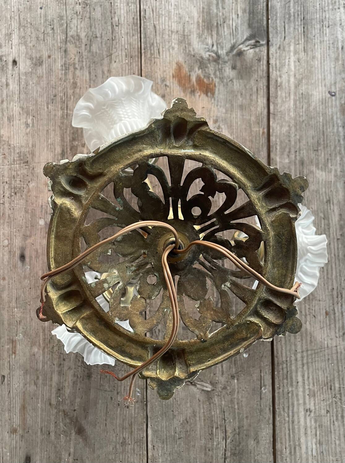 Lustre en bronze doré  3 branches tulipes