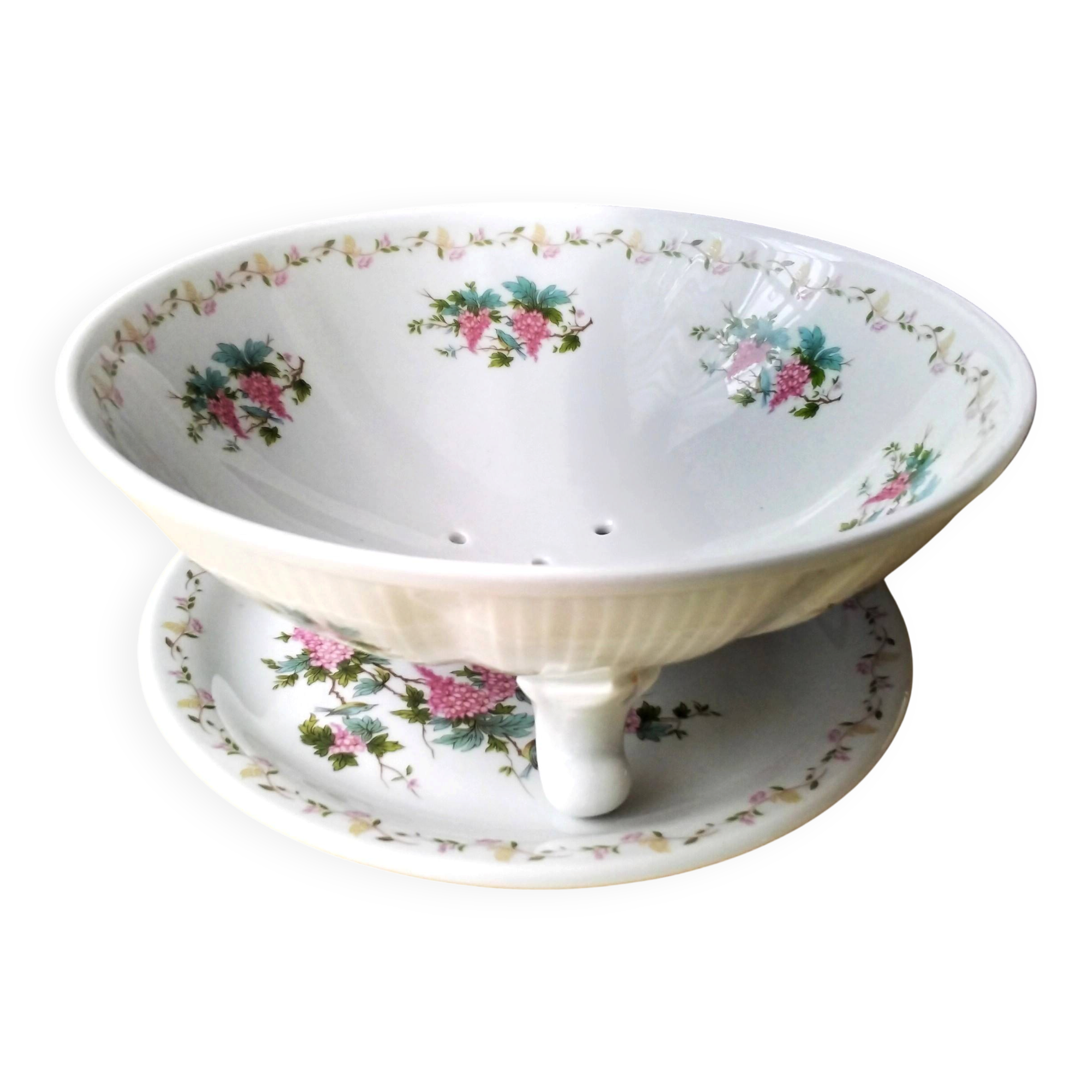 Fruit drainer and its porcelain dish by Pillivuyt.